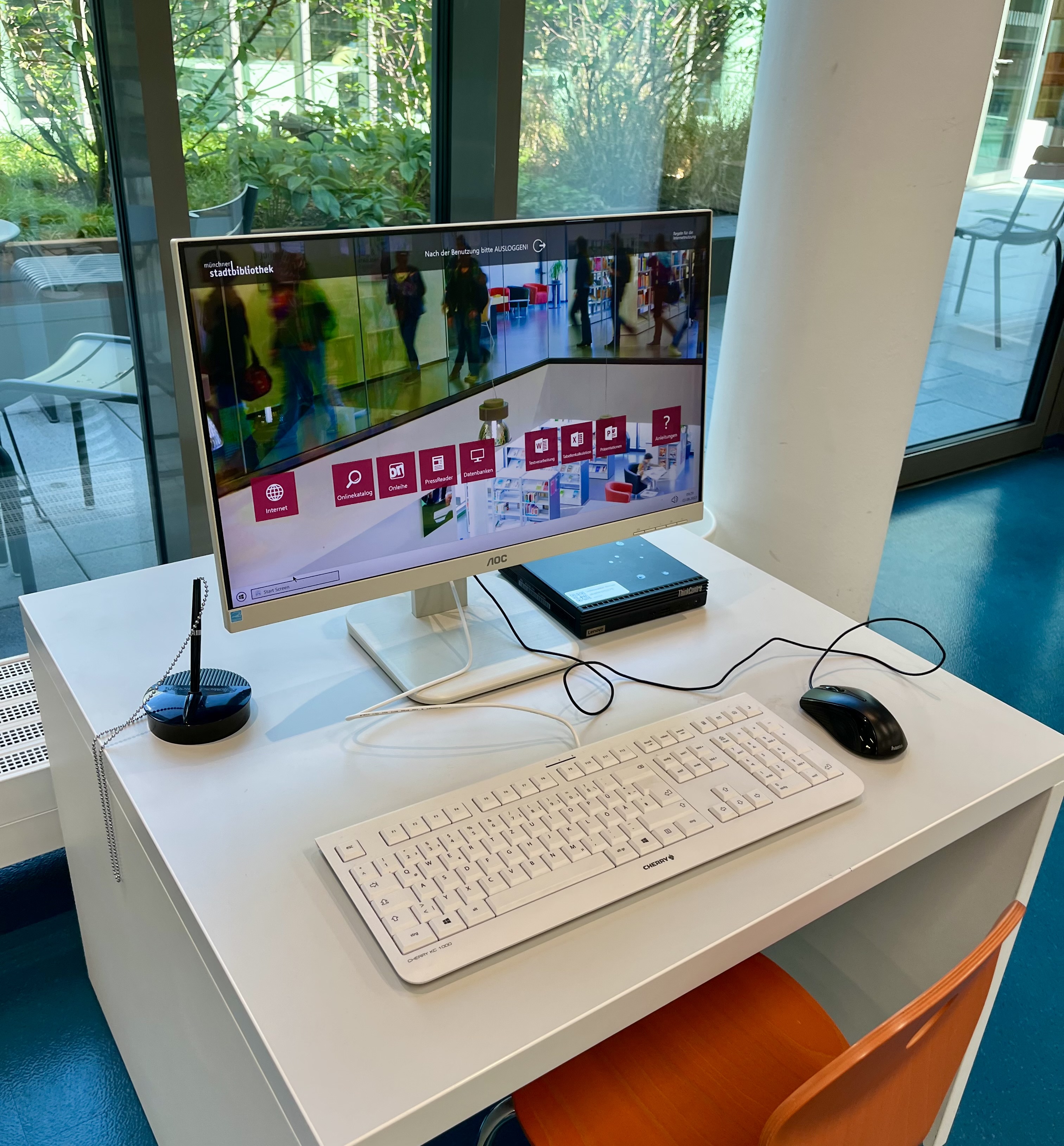 Hier finden sich auch Computerplätze für Schüler mit genialem Blick auf den Lesegarten.