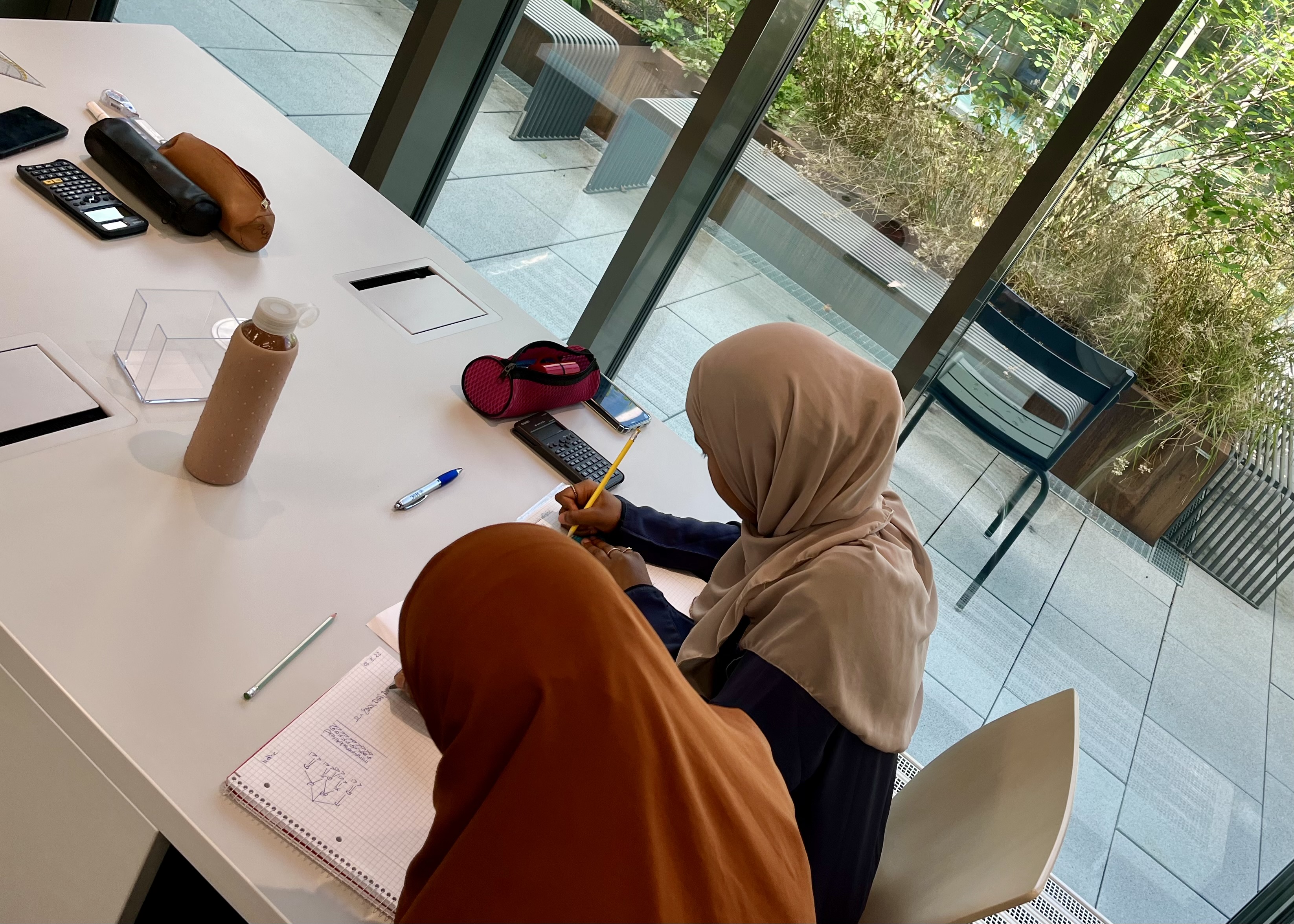 Ferien? In der Bibliothek wird trotzdem gelernt, zum Beispiel Mathe zur Vorbereitung auf die Oberstufe.