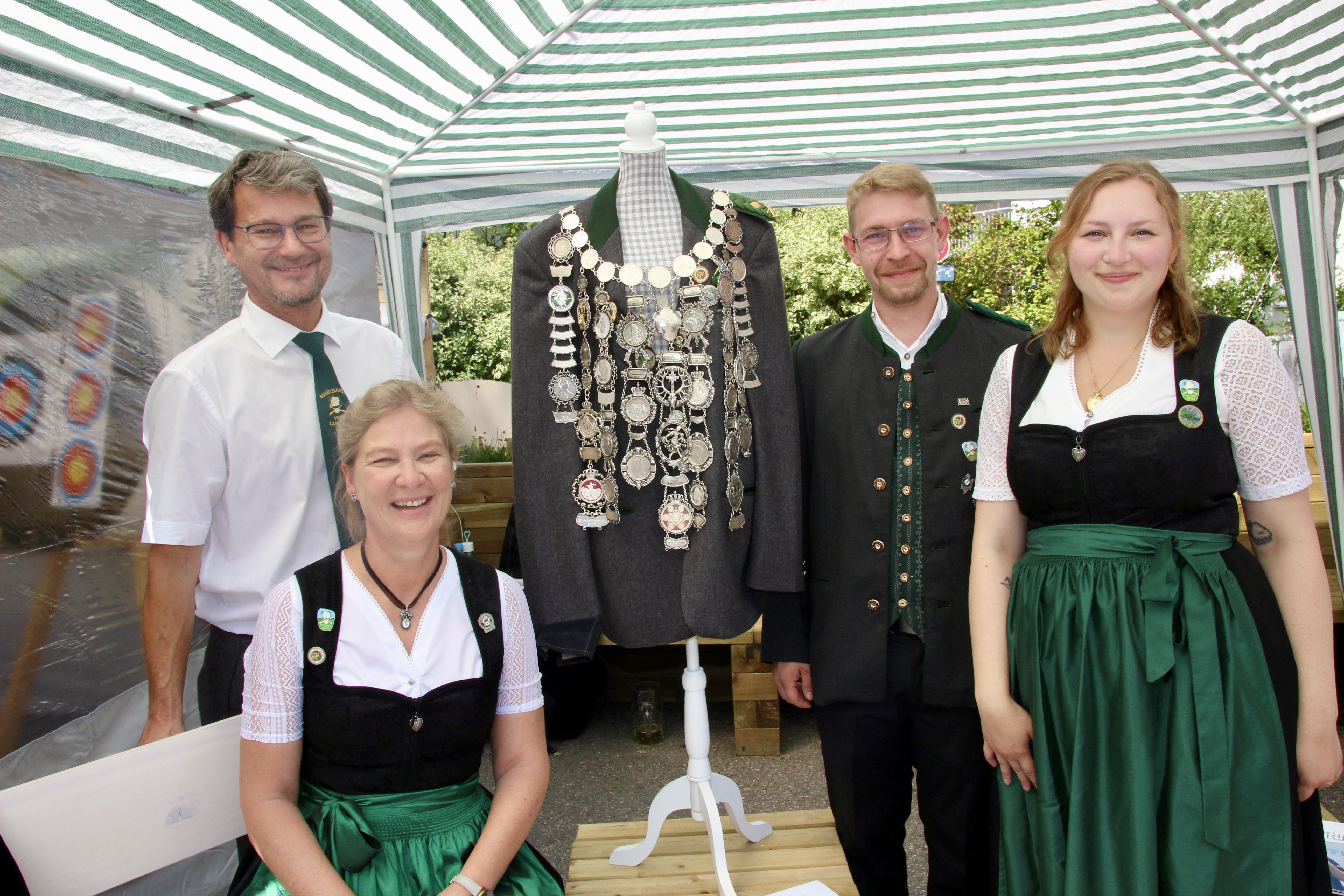 Von der SG Langwied kamen (v.l.) Rainer Würfl, Ulrike Hintermayr-Würfl, Patrick Rauch und Susanna Popv und präsentierten die 4-5 Kilogramm schwere Schützenkette.