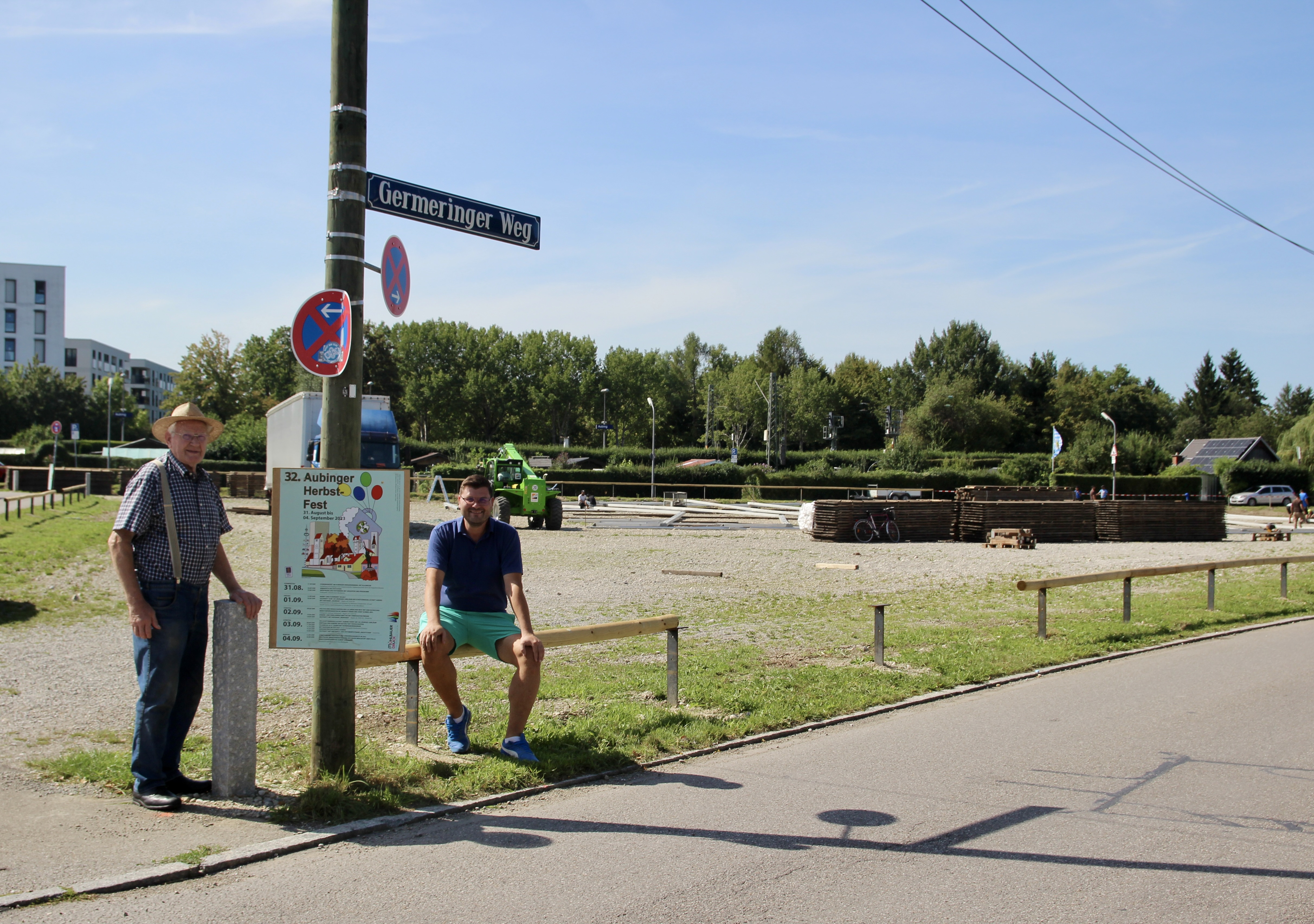 Josef Strixner und Sebastian Kriesel waren die ersten auf der Festwiese und achteten auf den richtige Ausrichtung des Zeltes und freuten sich über die neue Umrandung.