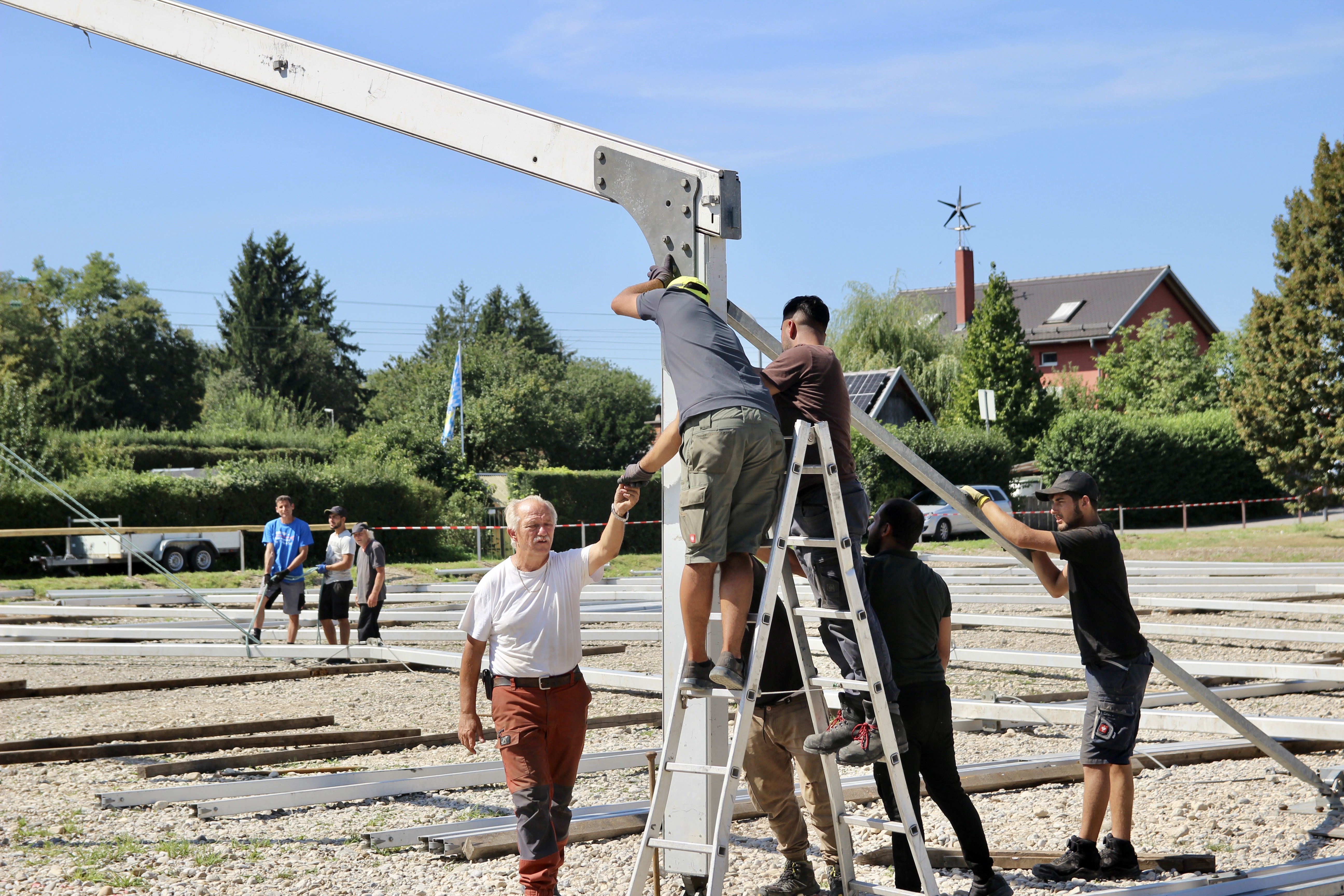 Zeltmeister Konrad Nätscher (links) sorgt mit seiner 30jährigen Erfahrung für den schnellen und sicheren Zeltaufbau…