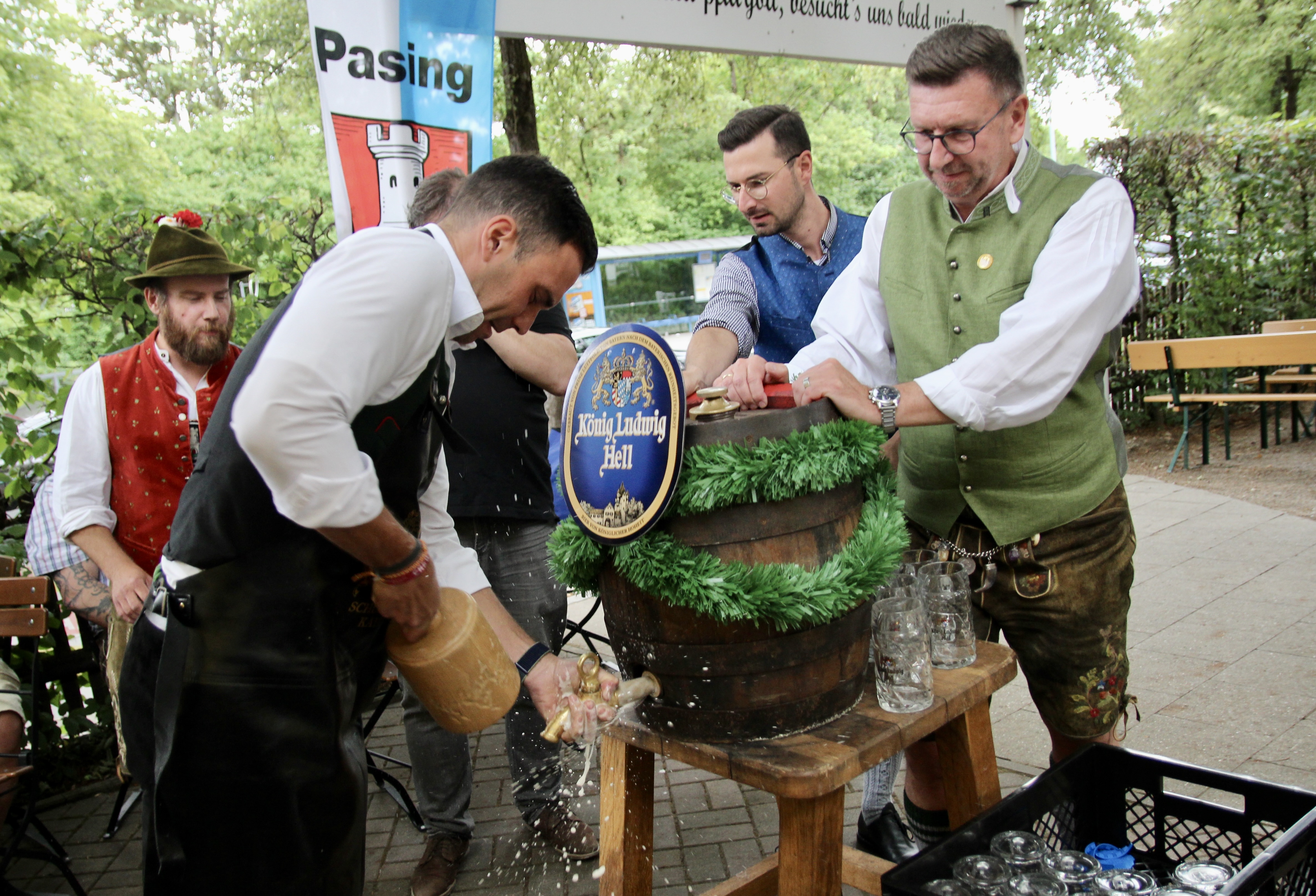 Christoph Otto (vorn) und Michael Lautenbacher (hinten) bei der Pasinger Bierprobe.