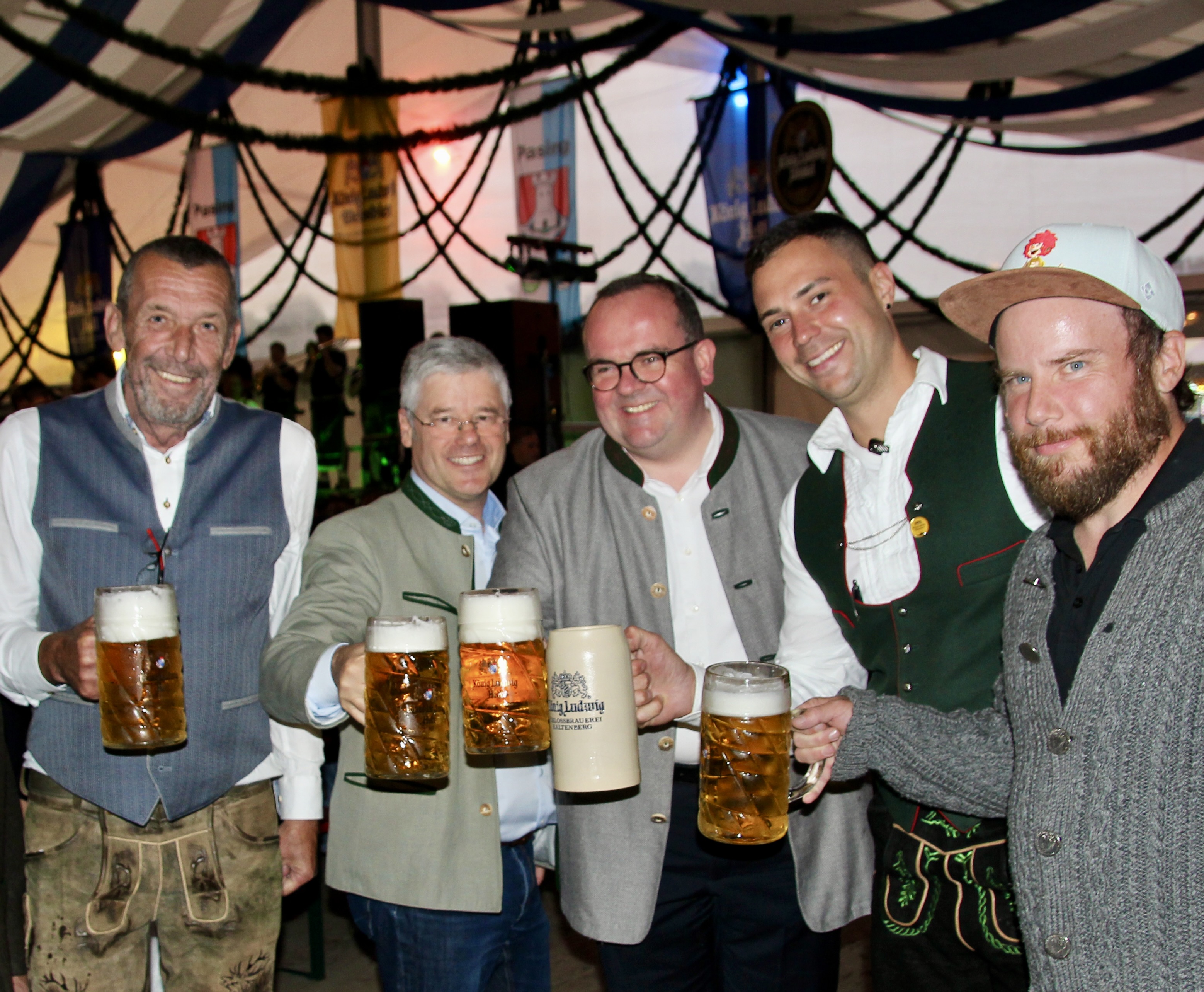 Die Feuertaufe in München auf dem Pasinger Volksfest mit dem extra Besuch von Clemens Baumgärtner, v.l. Toni Hinkofer, Winfried Kaum, Wirtschaftsreferent Clemens Baumgärtner, Festwirt Christoph Otto und der Pasinger ARGE-Chef Andreas Kirchmeier.