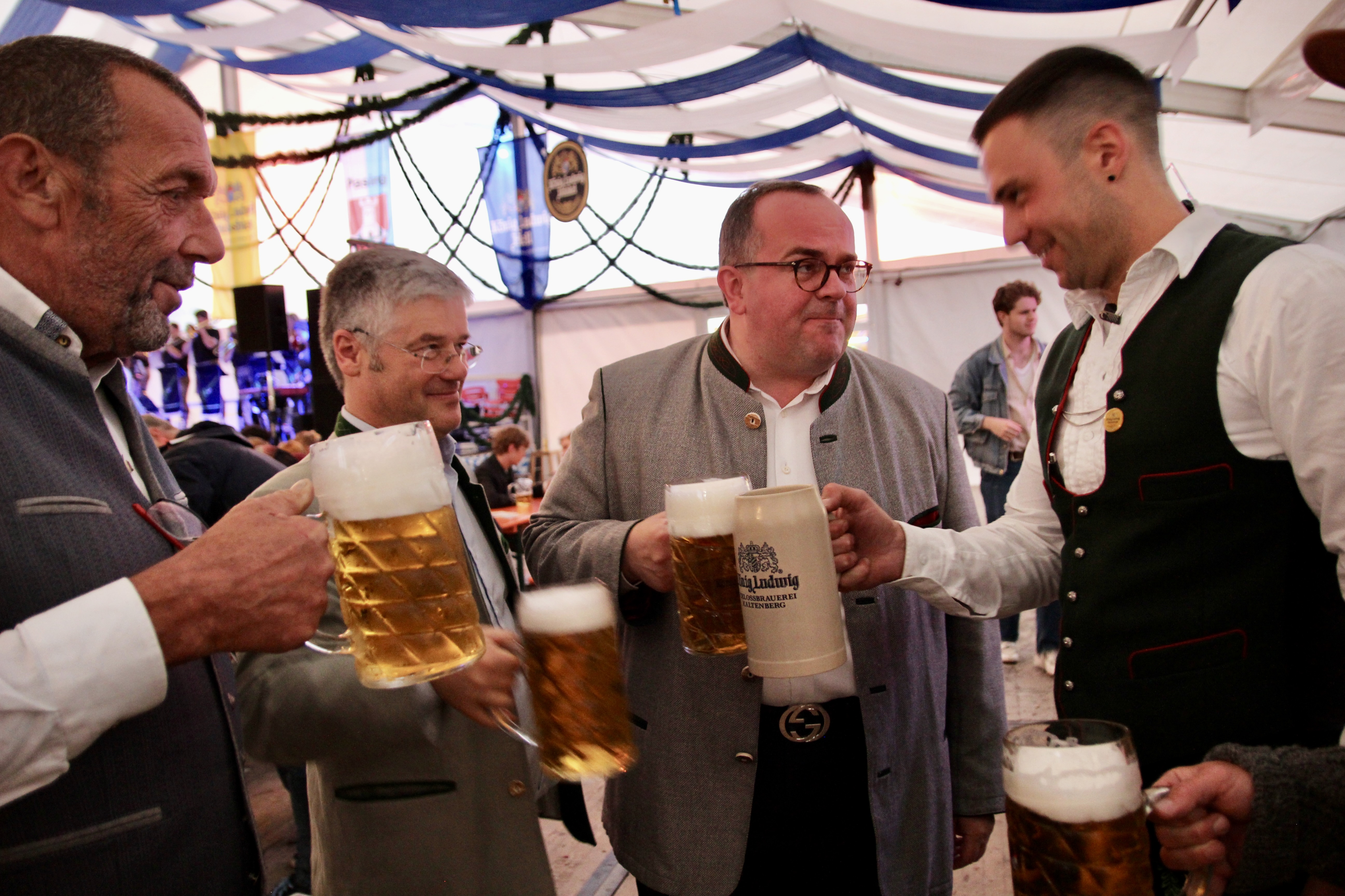 „Der Ritterschlag für uns“, meinte Christoph Otto (r.) zum Besuch von Clemens Baumgärtner (2.v.r.) im Pasinger Festzelt.