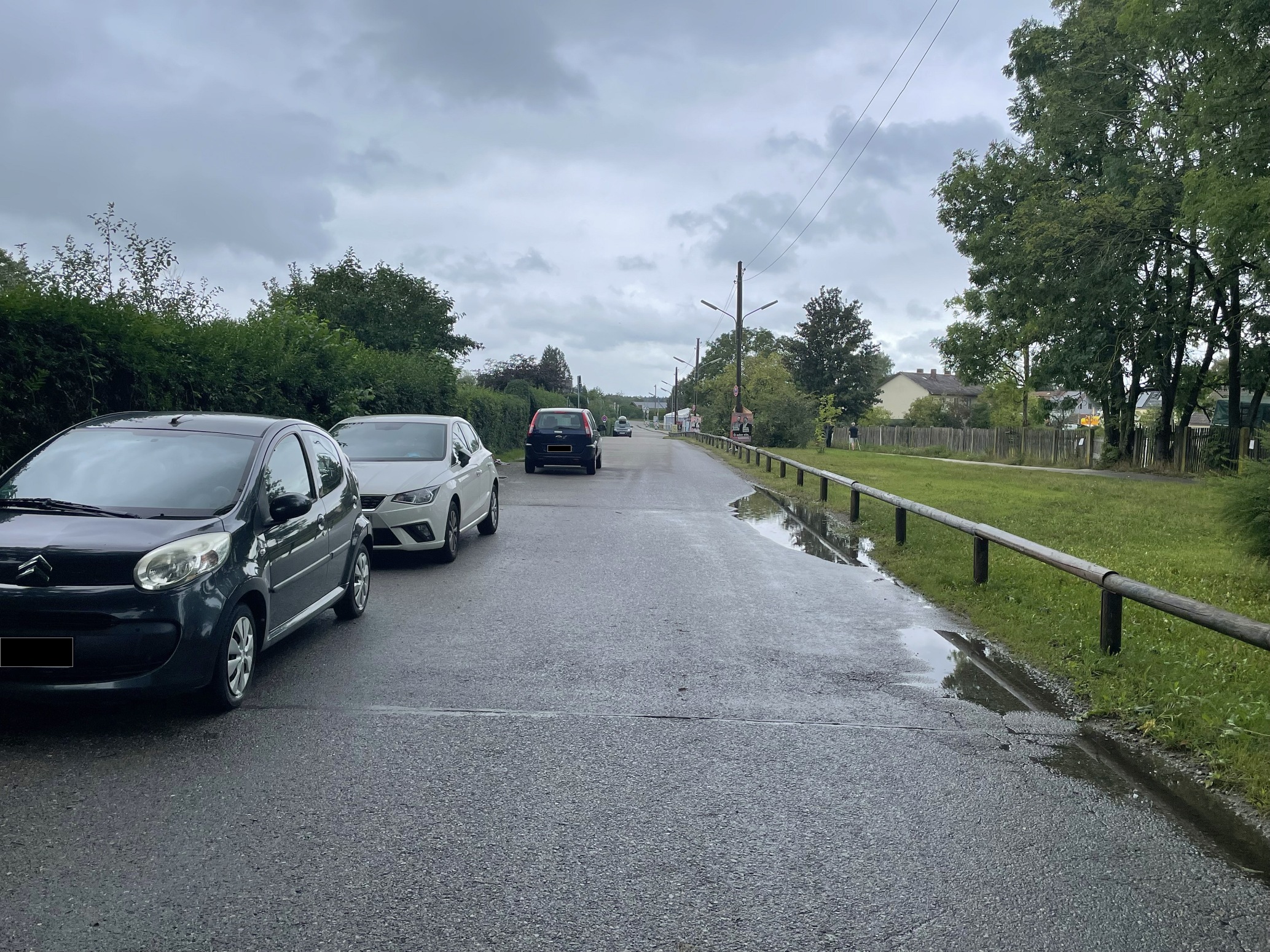 Viel zu eng ist die Georg-Böhmer-Straße, um den täglichen Verkehr aus und nach Freiham bewältigen zu können.