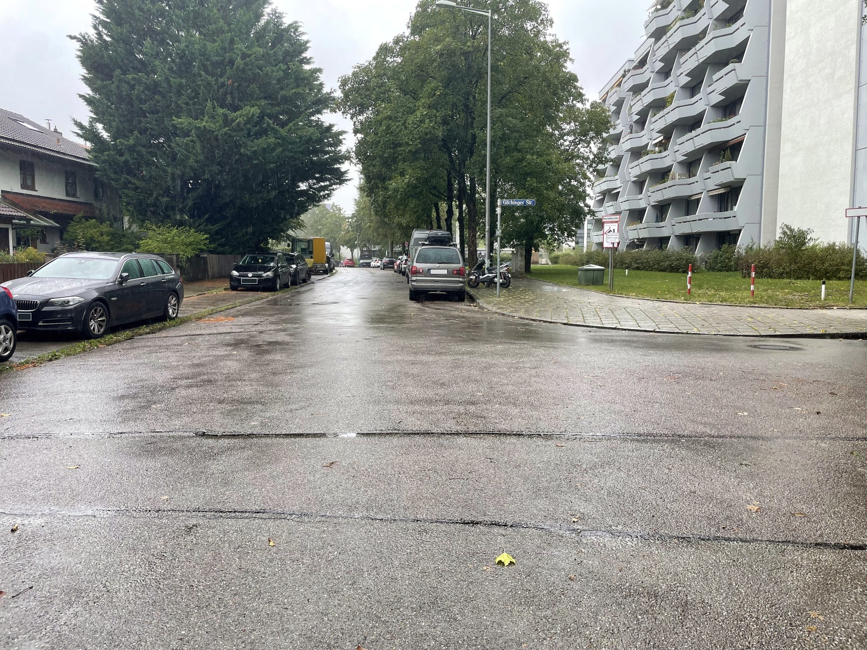 Rätsel: Wie soll die enge Wildenrother Straße, die hier in einer scharfen Rechtskurve in die ebenfalls sehr beengte Gilchinger Straße übergeht, den täglichen Verkehr von und nach Freiham aufnehmen können?