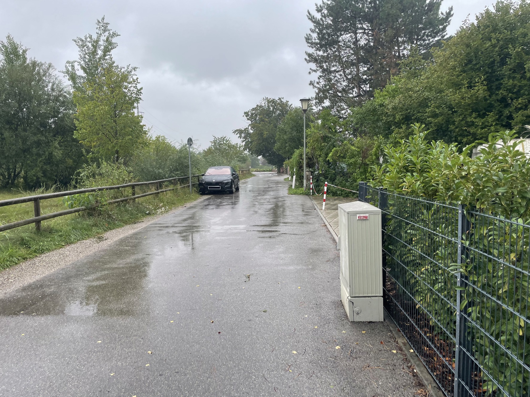 Bei der Variante 7b soll der Autoverkehr über den bestehenden Anliegerweg mit einem Pferdehof in die enge Hoflacher Straße zur Altostraße führen.