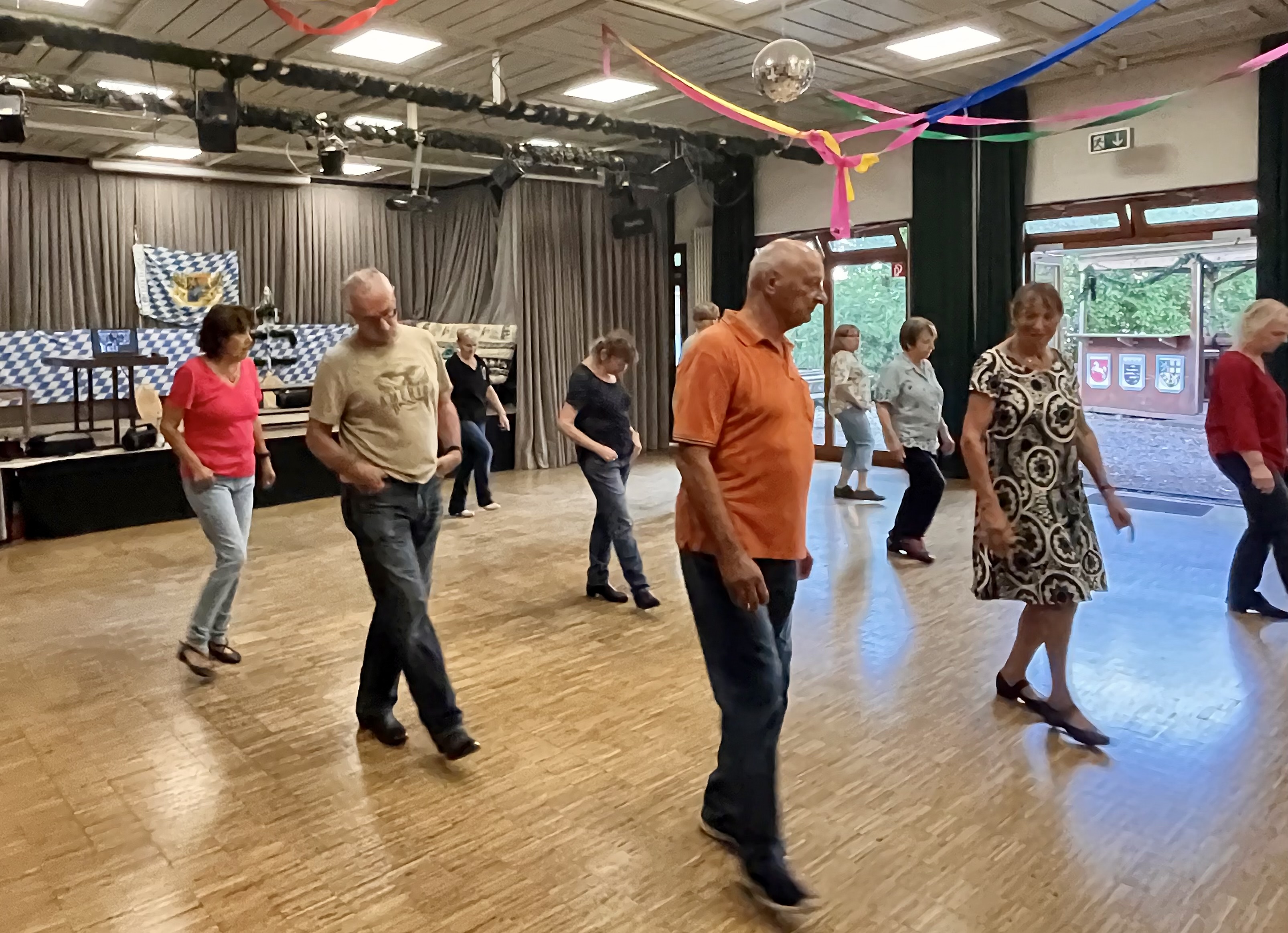 Der idealer Tanzboden zieht die Tanzvereine aus der Umgebung an, im Bild die „Crazy Lages“-Linedance.