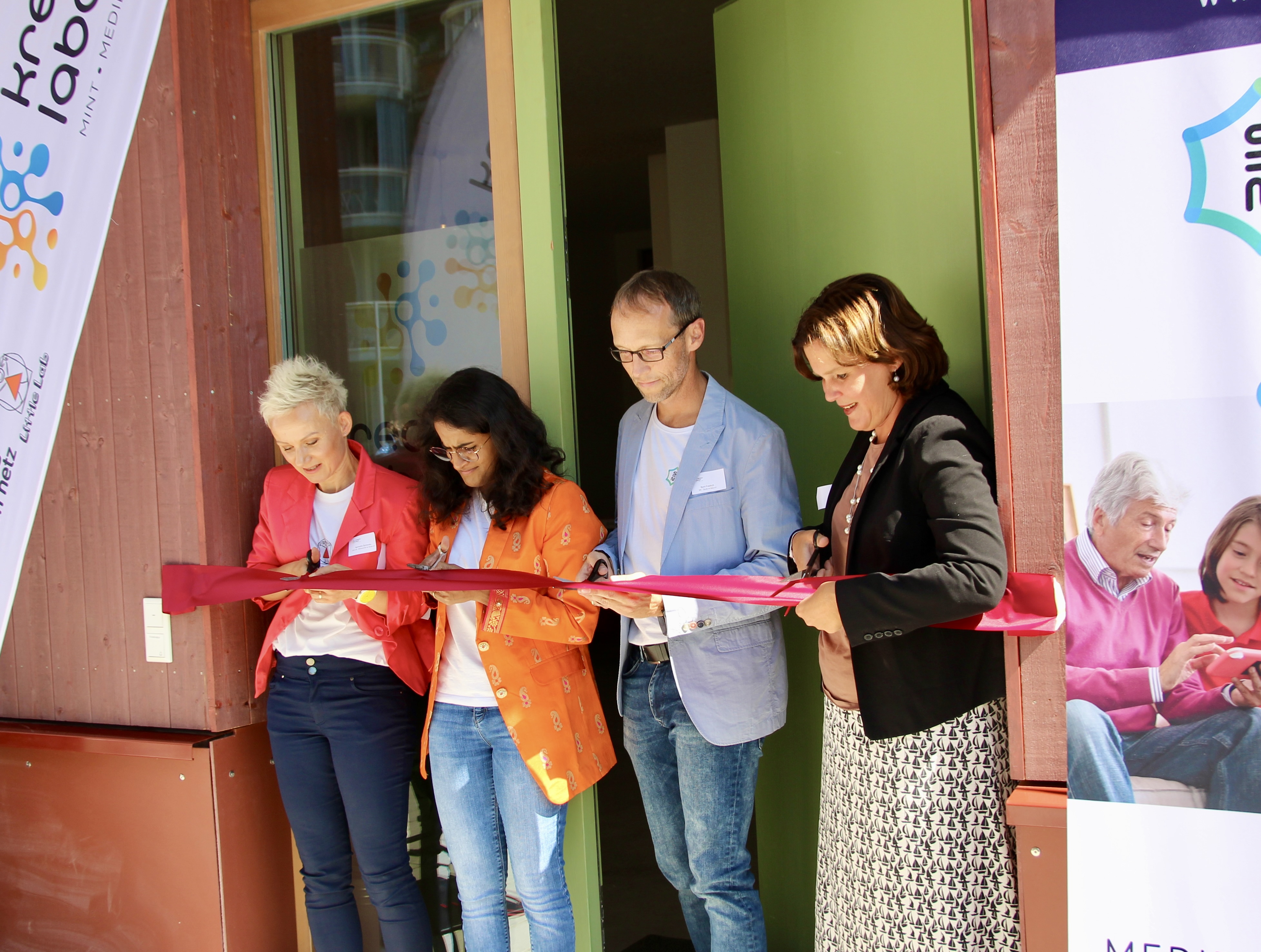 Wo getüftelt werden soll, kam die Sache mit dem Eröffnungsband auch etwas kompliziert daher: das Krea-Team mit Bürgermeisterin Verena Dietl (l.).