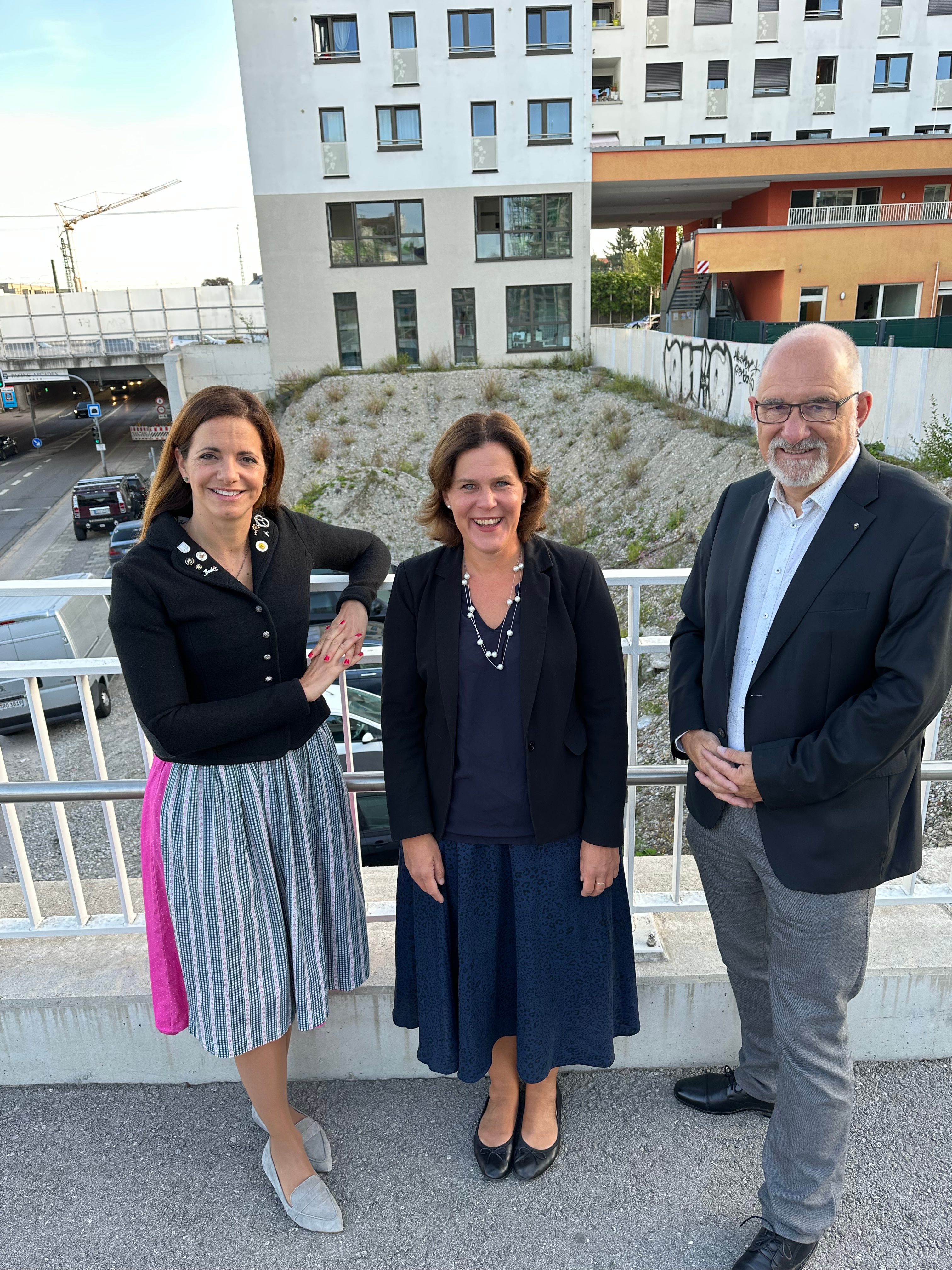 An der künftigen Baustelle: Kommunalreferentin Kristina Frank, Bürgermeisterin Verena Dietl und BA-Vorsitzende Frieder Vogelsgesang (v.l.). © K.Frank