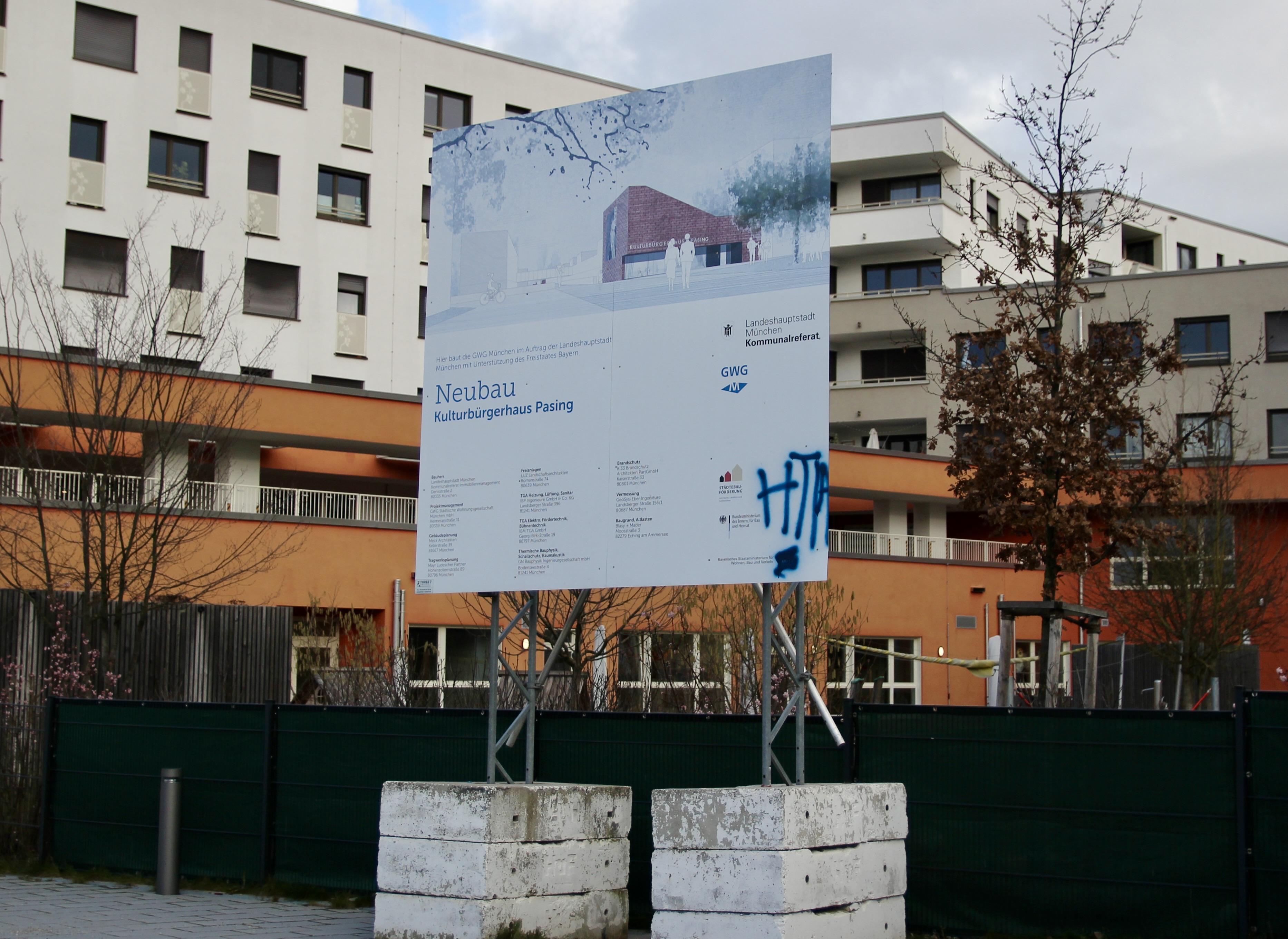 An der Baustellen gewöhnten Offenbachstraße soll nun endlich das Pasinger Kulturbürgerhaus entstehen. © us