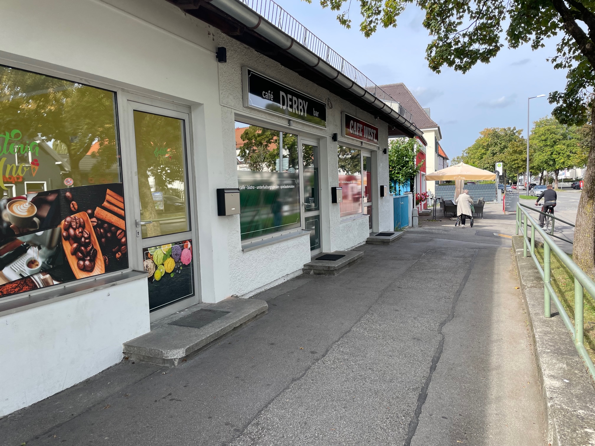 Sehr unwohl fühlen sich die Anwohner, wenn sie in der Nacht an den auf der Straße stehenden Gästen des Café West vorbeigehen müssen.