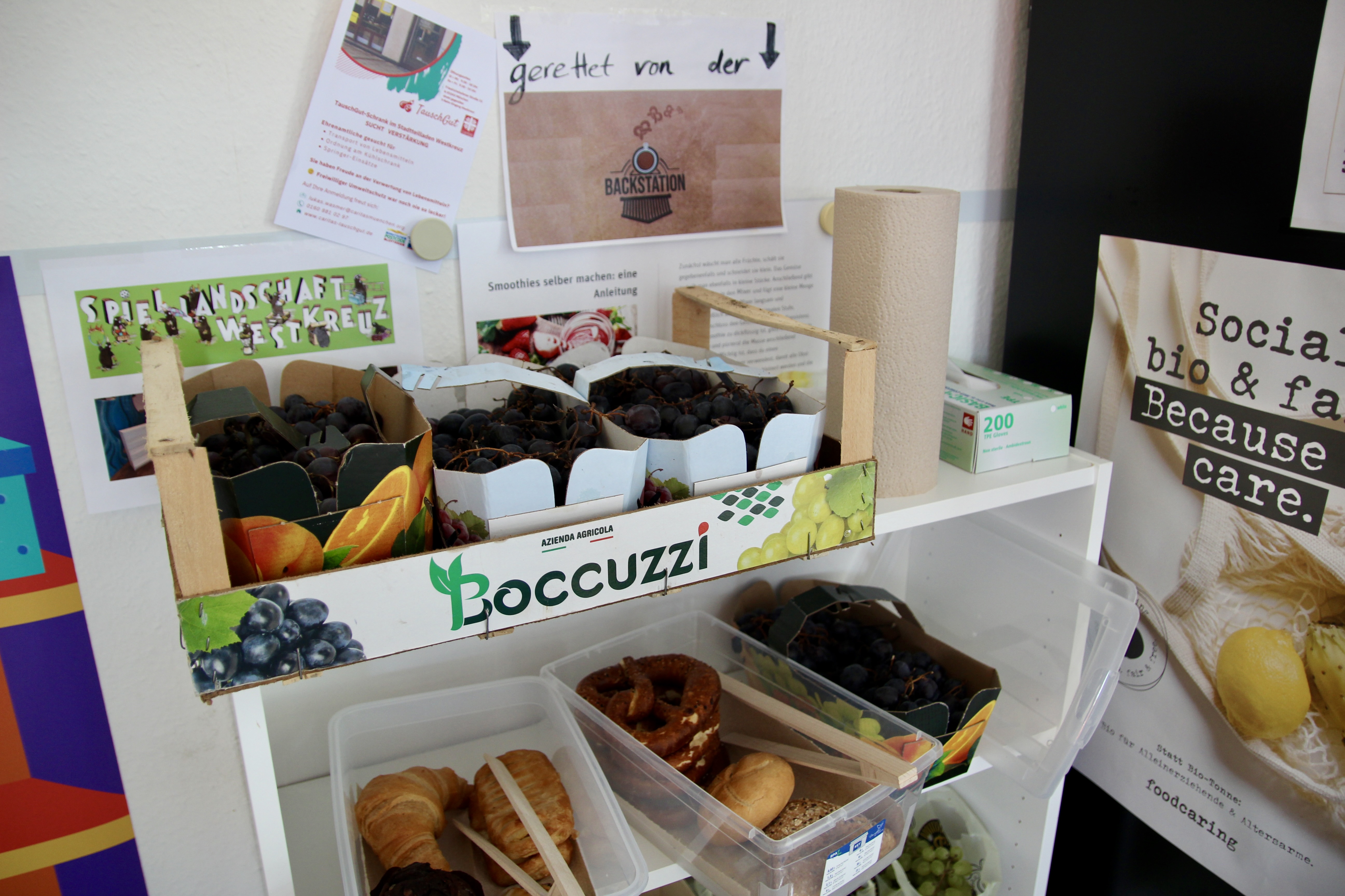 Zu verschenken: Obst und Gemüse vom UGUR und Backwaren aus der Backstation.