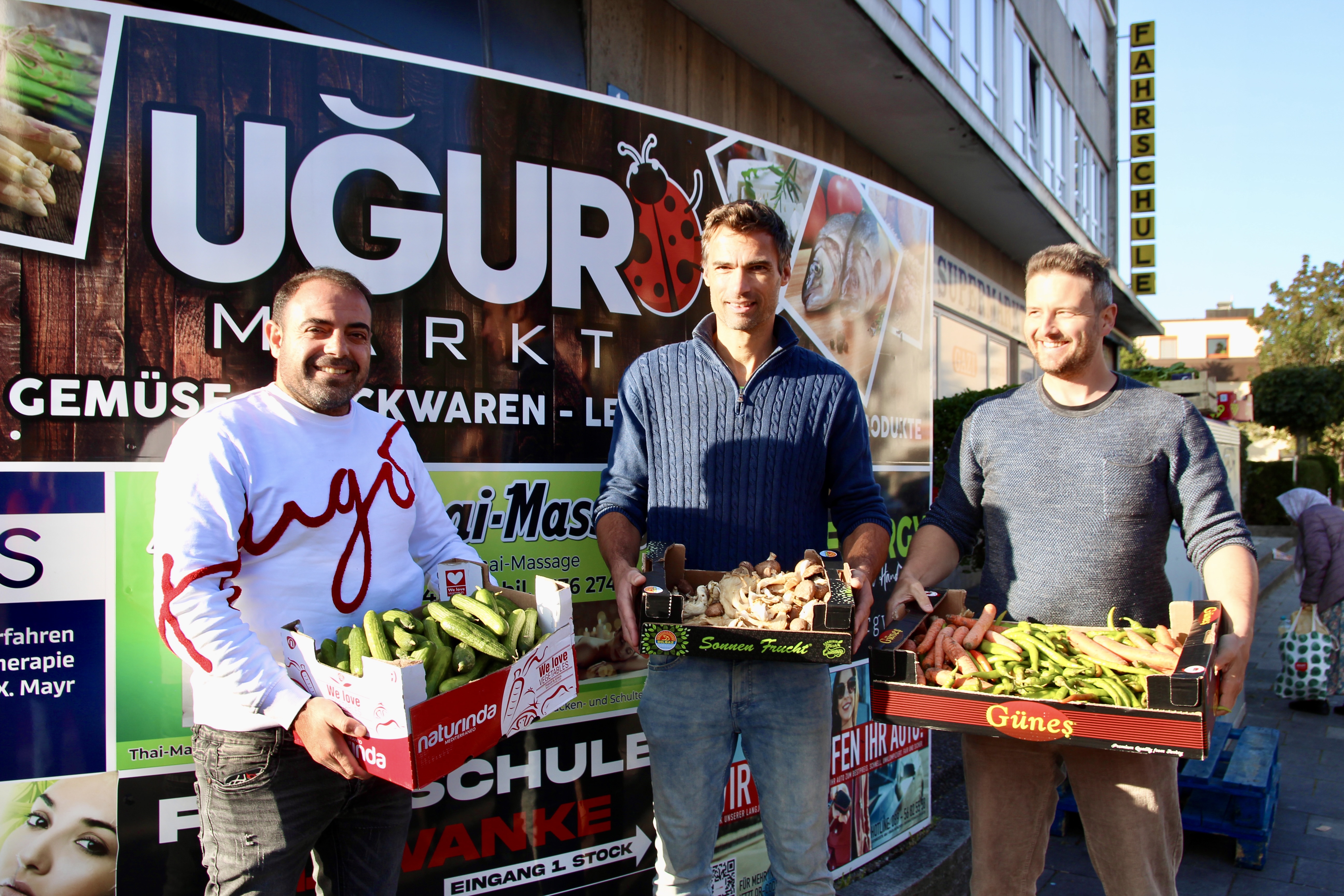 Beim Abholen: UGUR-Betreiber Murad Han übergibt die Ware an Martin Schumann und Lukas Wasmer (v.l.).