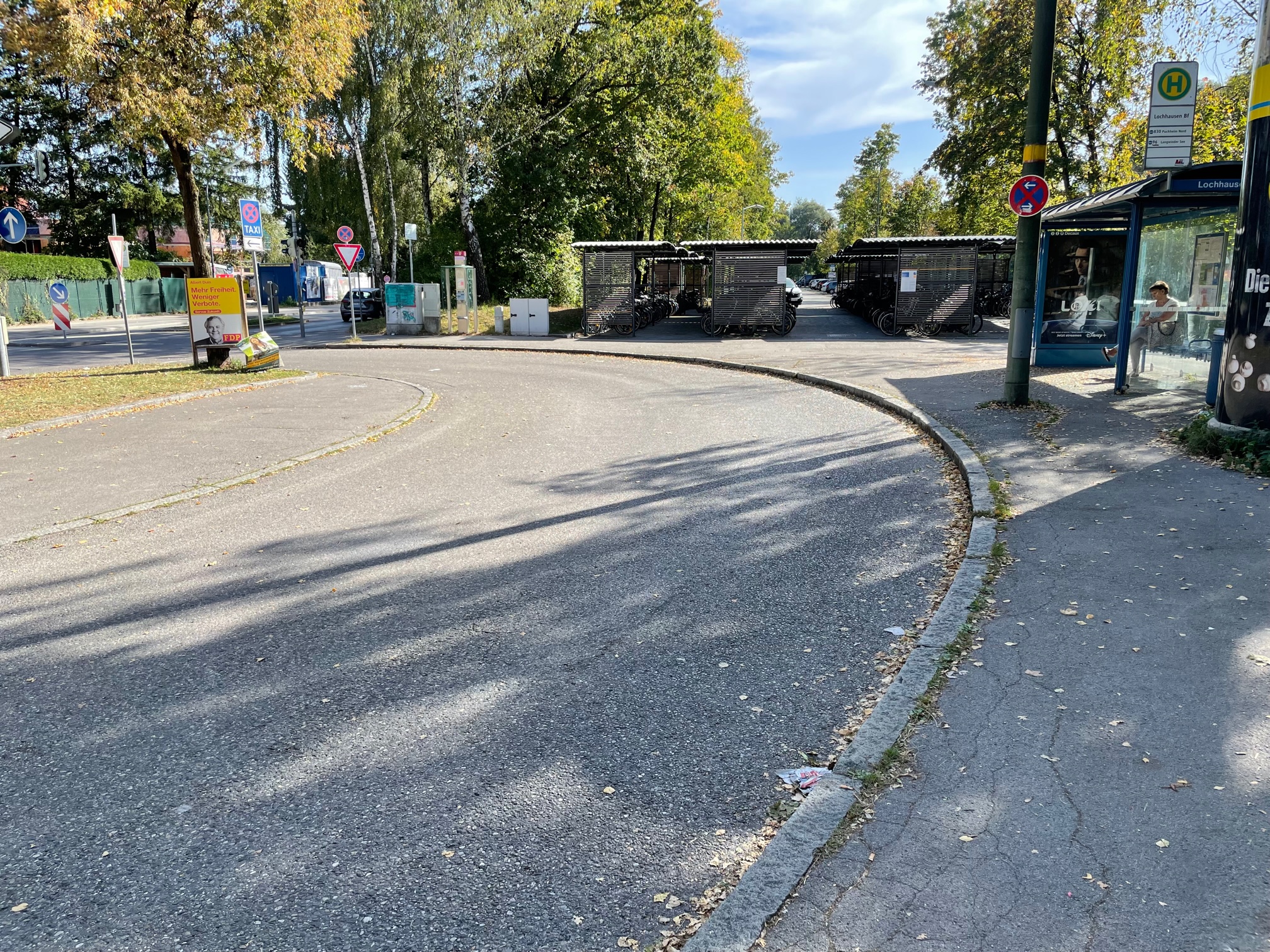 Zu rund ist die Busendhaltestelle angelegt, um gefahrlos direkt auf dem Gehsteig ein- und aussteigen zu können. Nach Vorstellung des BAs soll jetzt ein behindertengerechter Umbau jetzt Abhilfe schaffen.