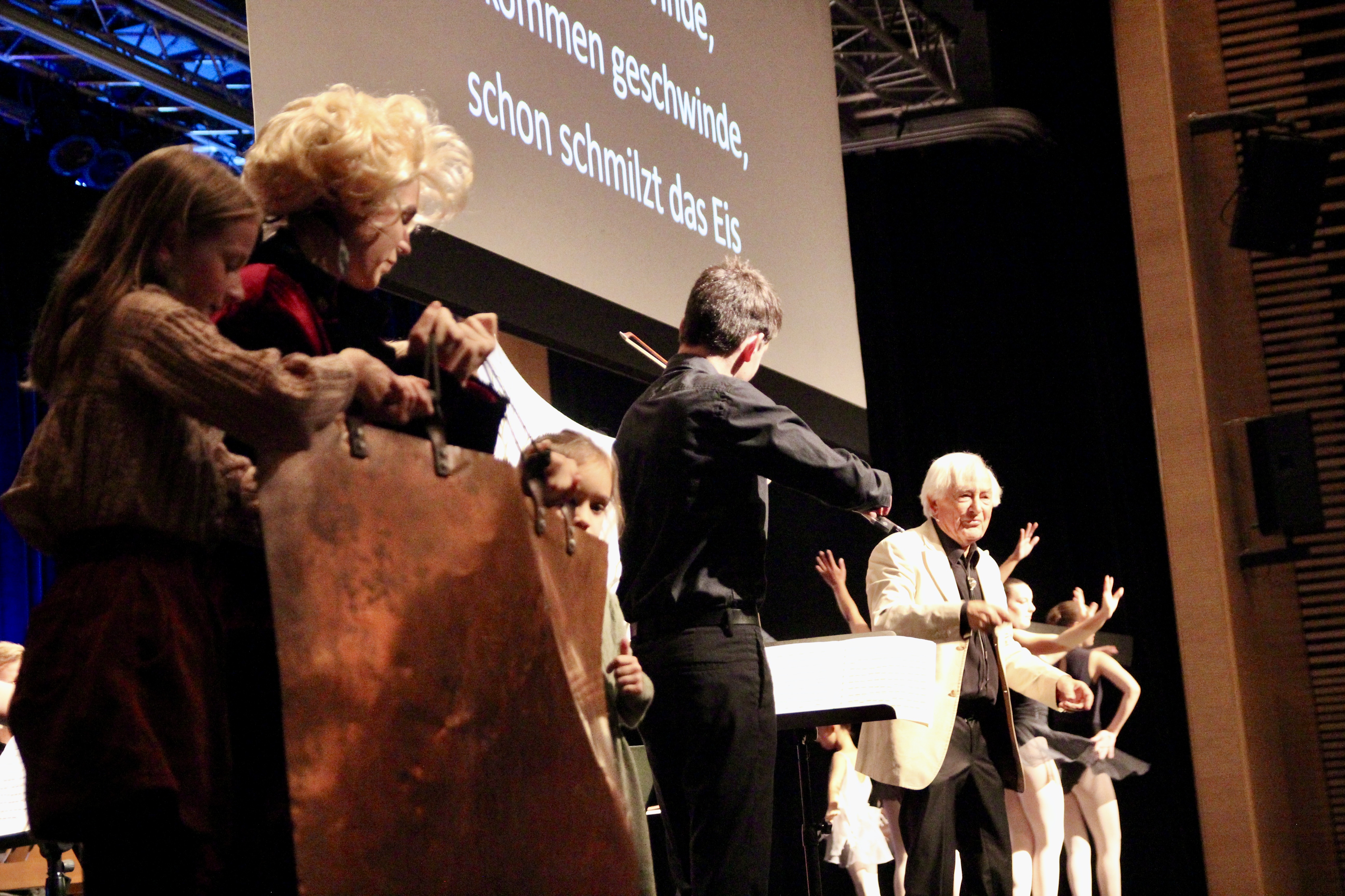 Für den Gewitterdonner konnten Kinder aus dem Publikum an der Donnertrommel mithelfen.