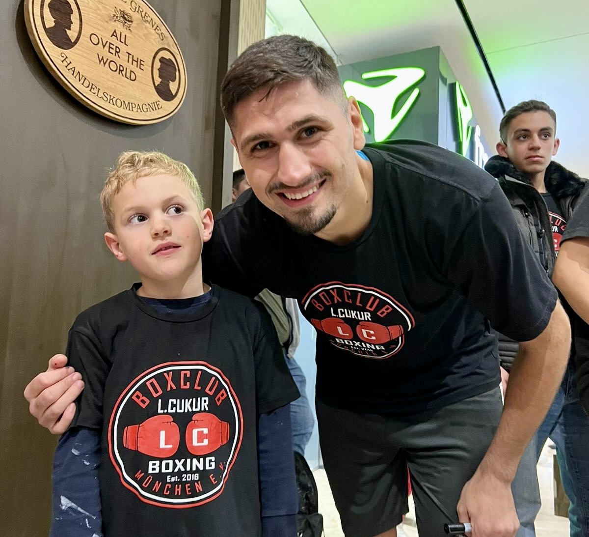 Posieren mit einem kleinen Fan…