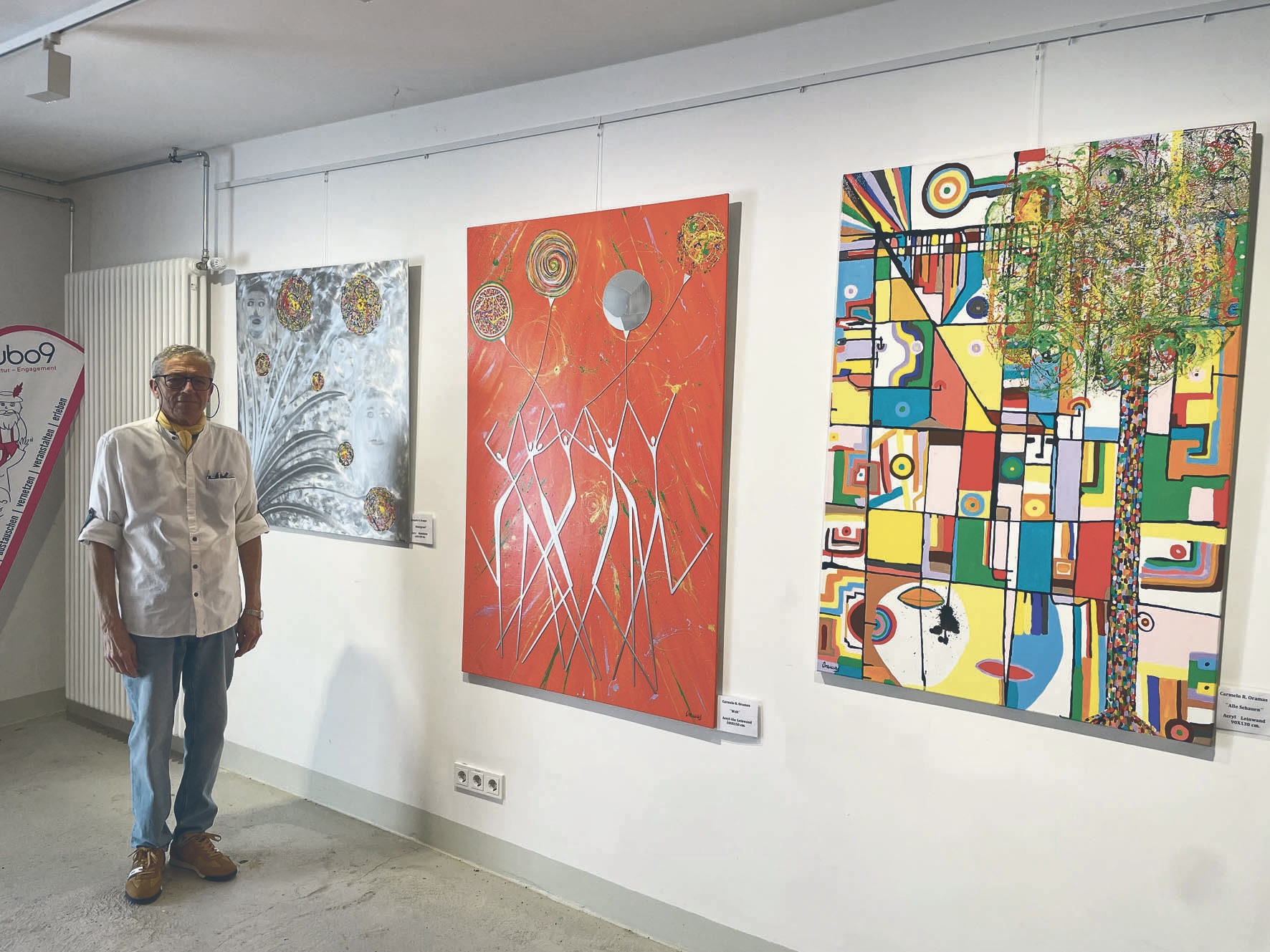 Carmelo R. Oramas mit seinen Werken im Eingangsbereich