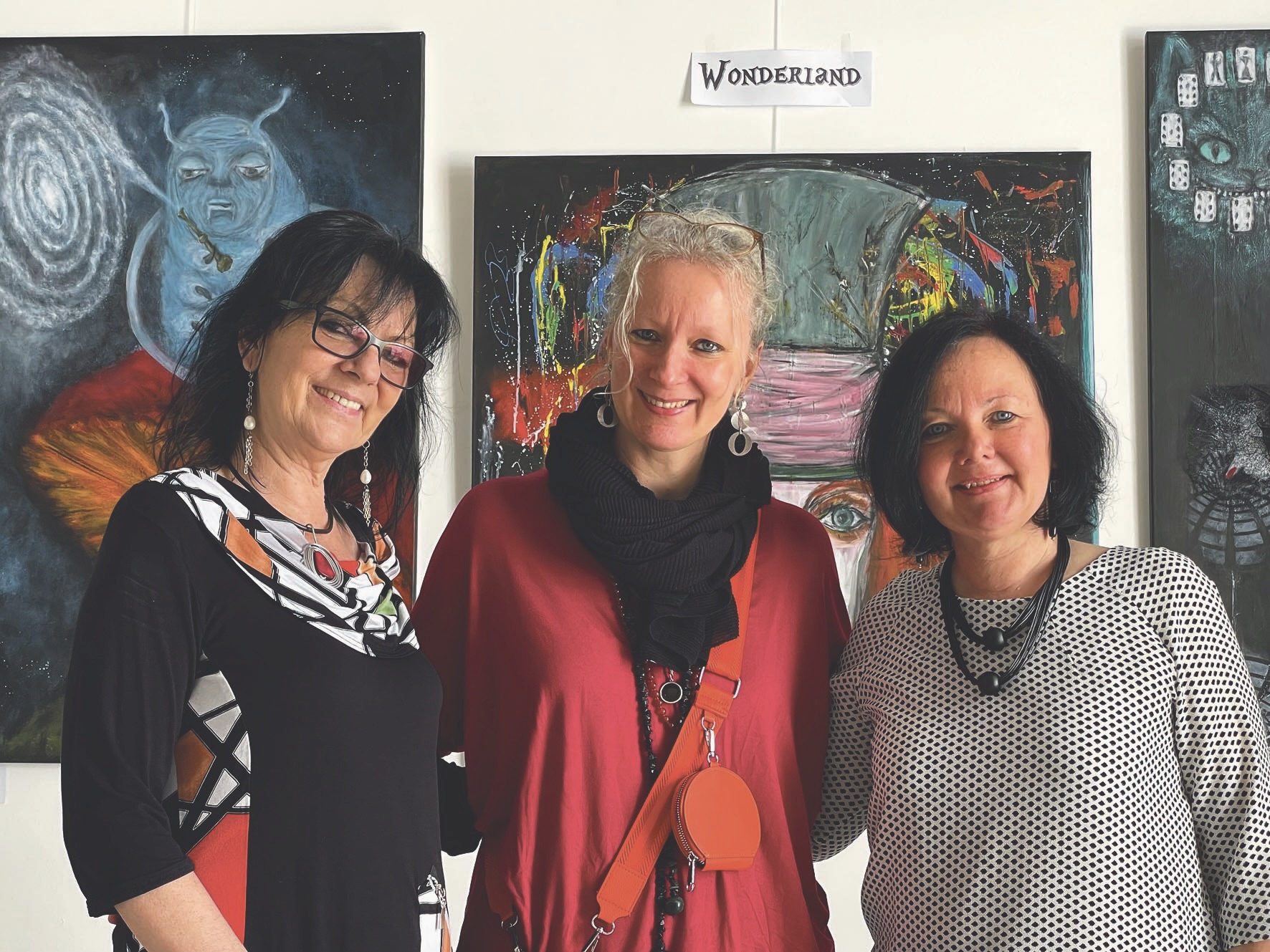 Die drei Schwestern Monika Glaser, Erika Iske und Ingeborg Ludwig (von links) vor den Werken von Glaser