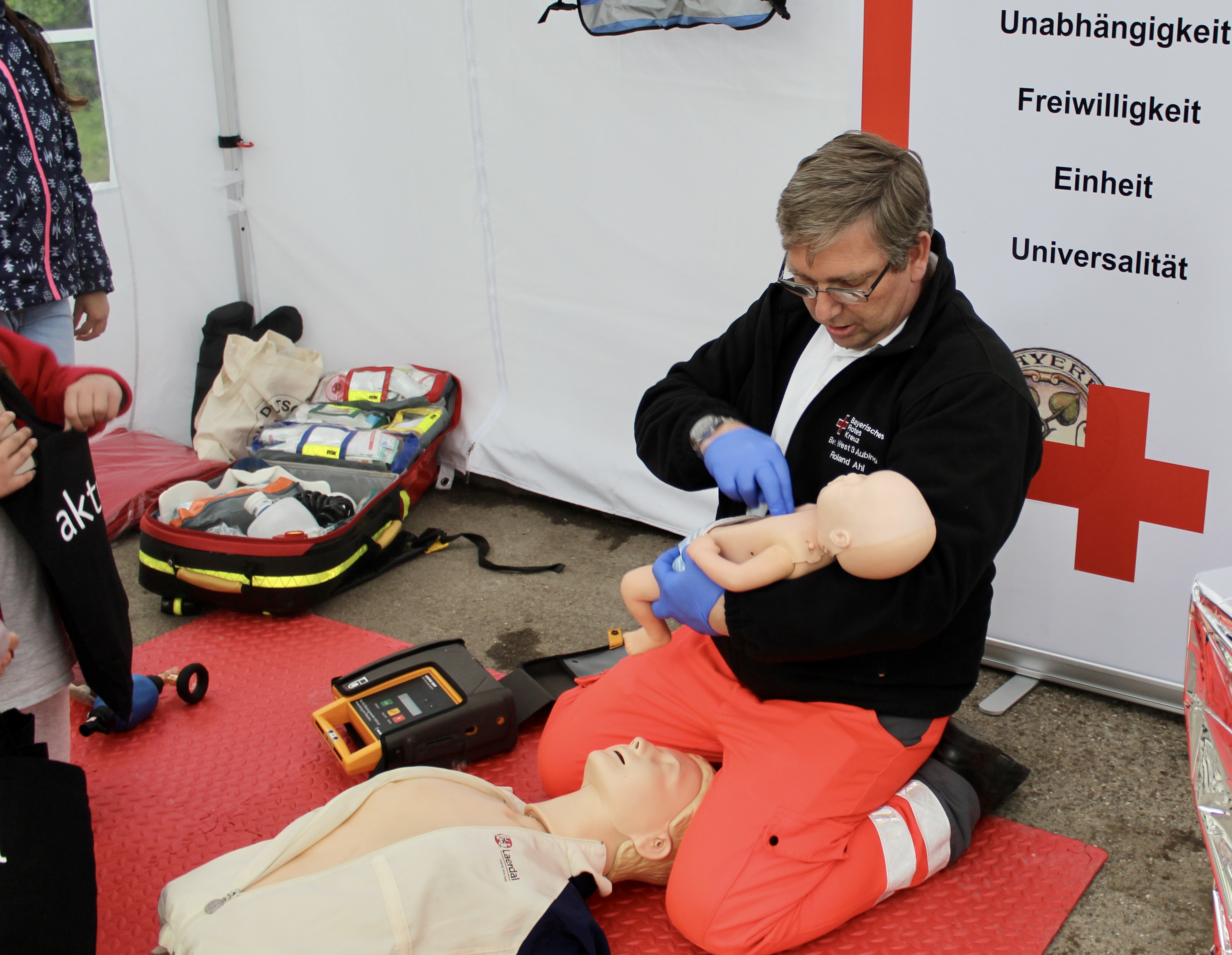 Roland Ahl zeigt, wie Reanimation geht.