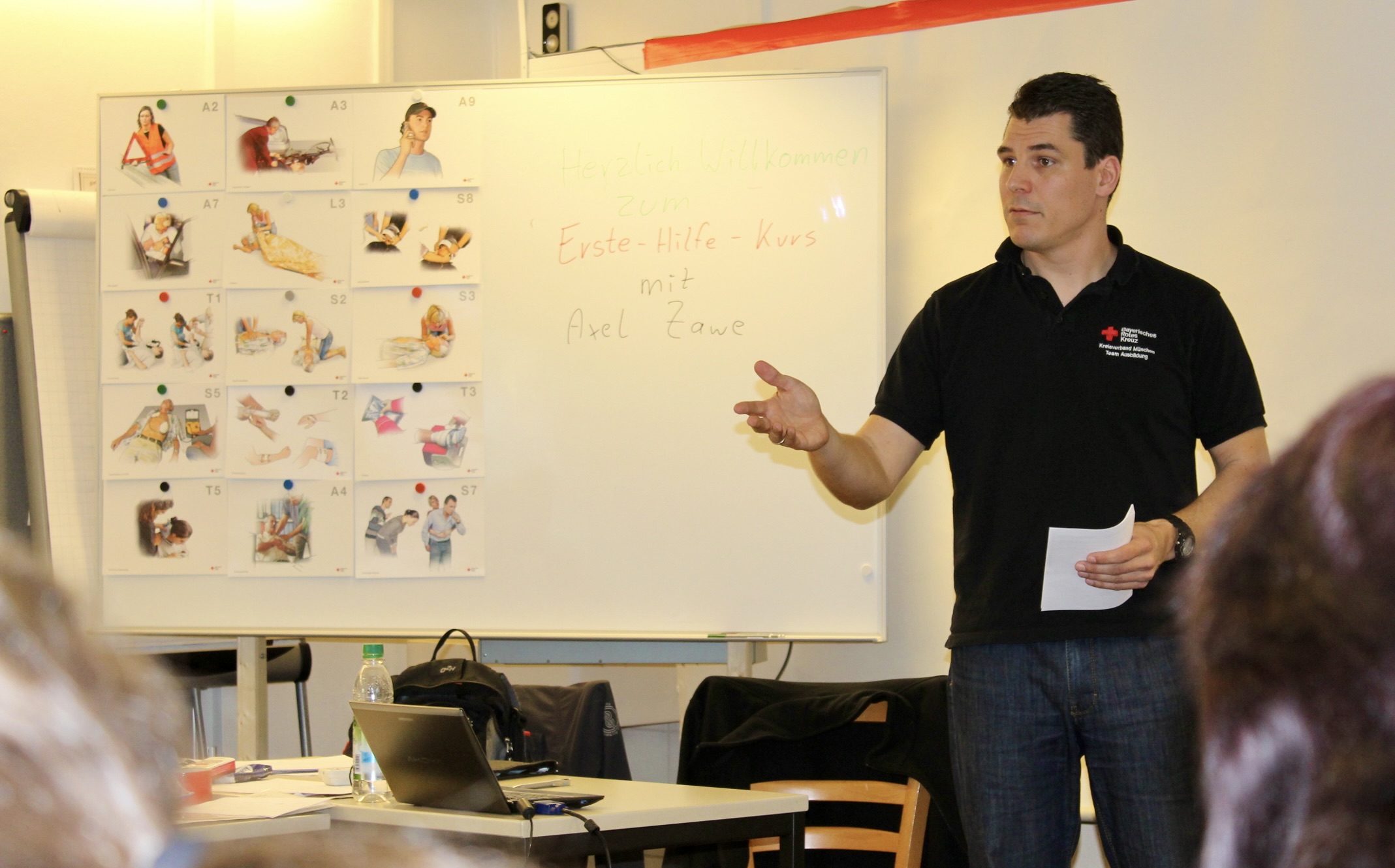 Ausbilder Axel hält den nächsten BRK-Ersthelferkurs