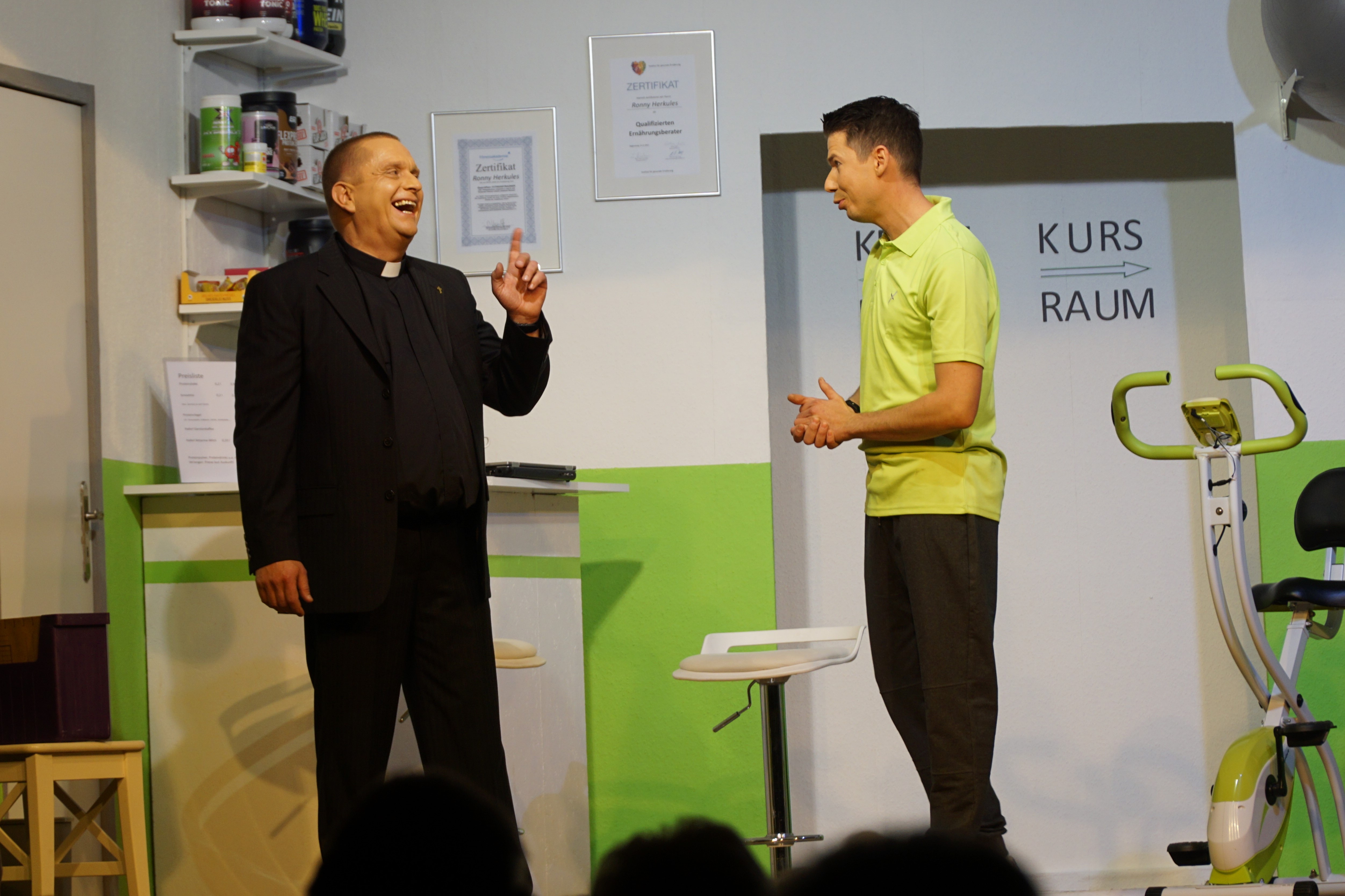 Wird es von Erfolg sein, dass Pfarrer Sebastian (René Bormann) in Ronnys (Andreas Stürzer) Fitnessstudio trainiert. Denn bis jetzt bleiben die Mitglieder aus.
