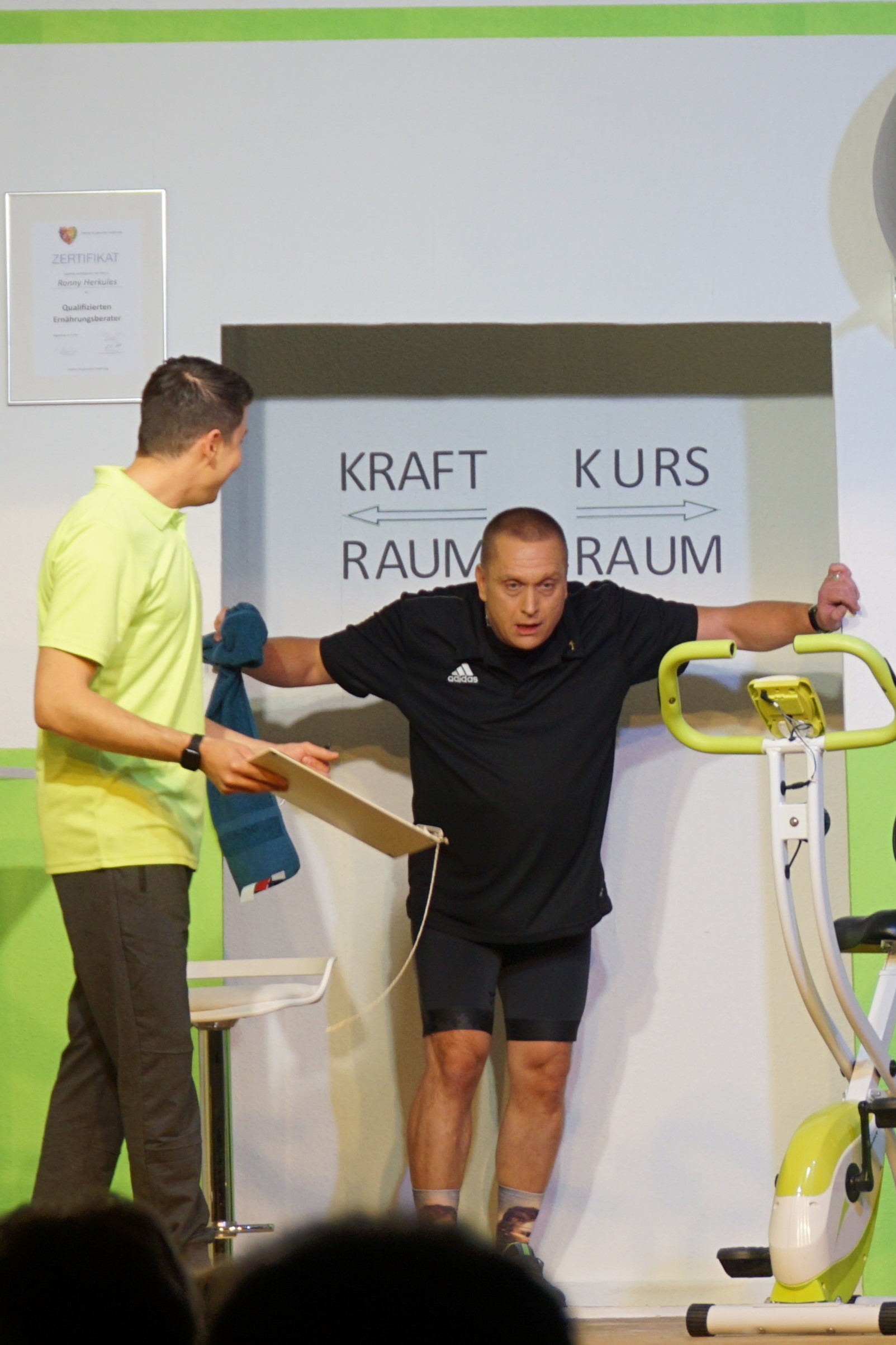 Pfarrer Sebastian (René Bormann) ist sichtlich geschafft von seiner ersten Trainingseinheit.