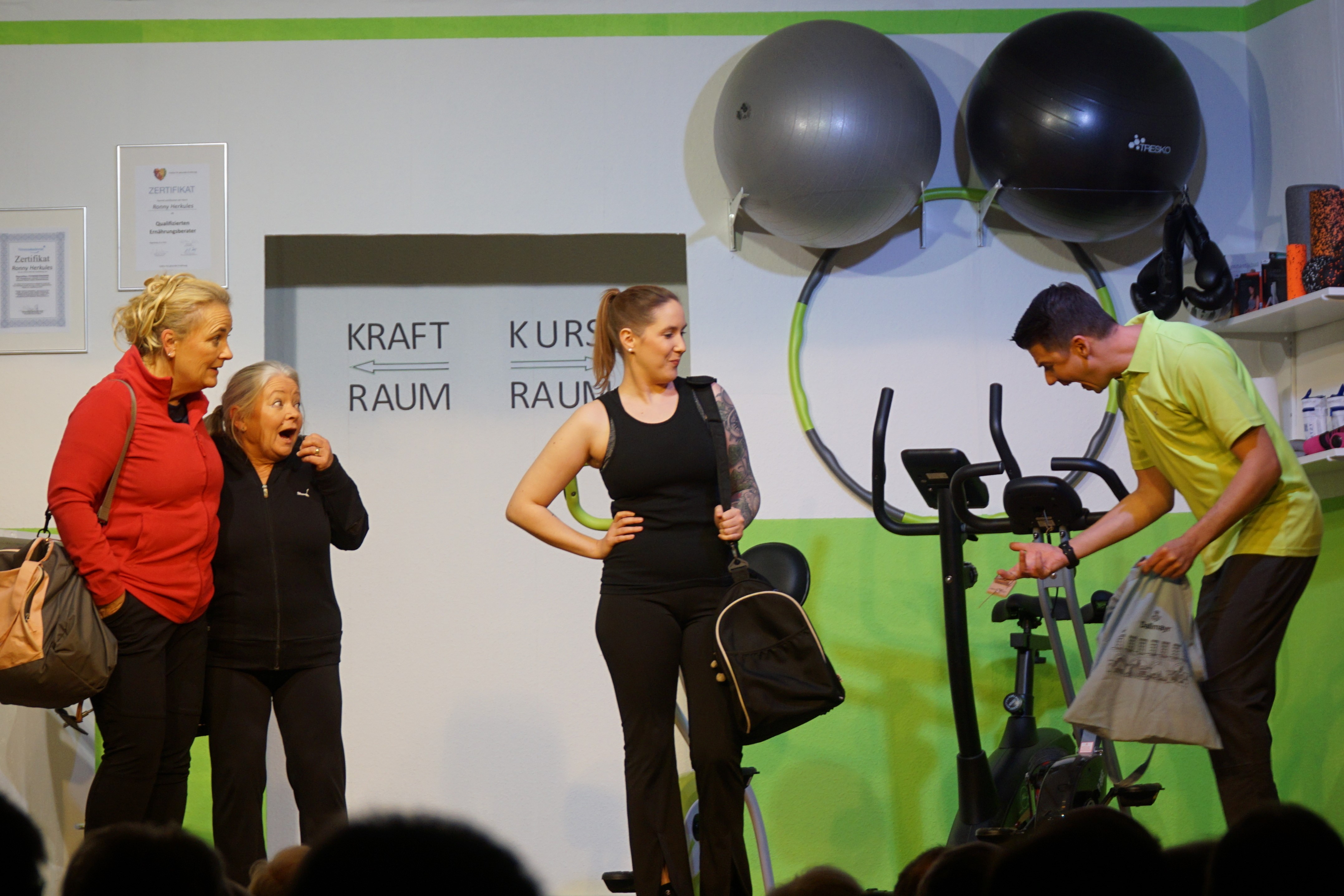 Trainer Ronny wittert Verdacht. Doch die gewieften Mädels wissen sich zu helfen.