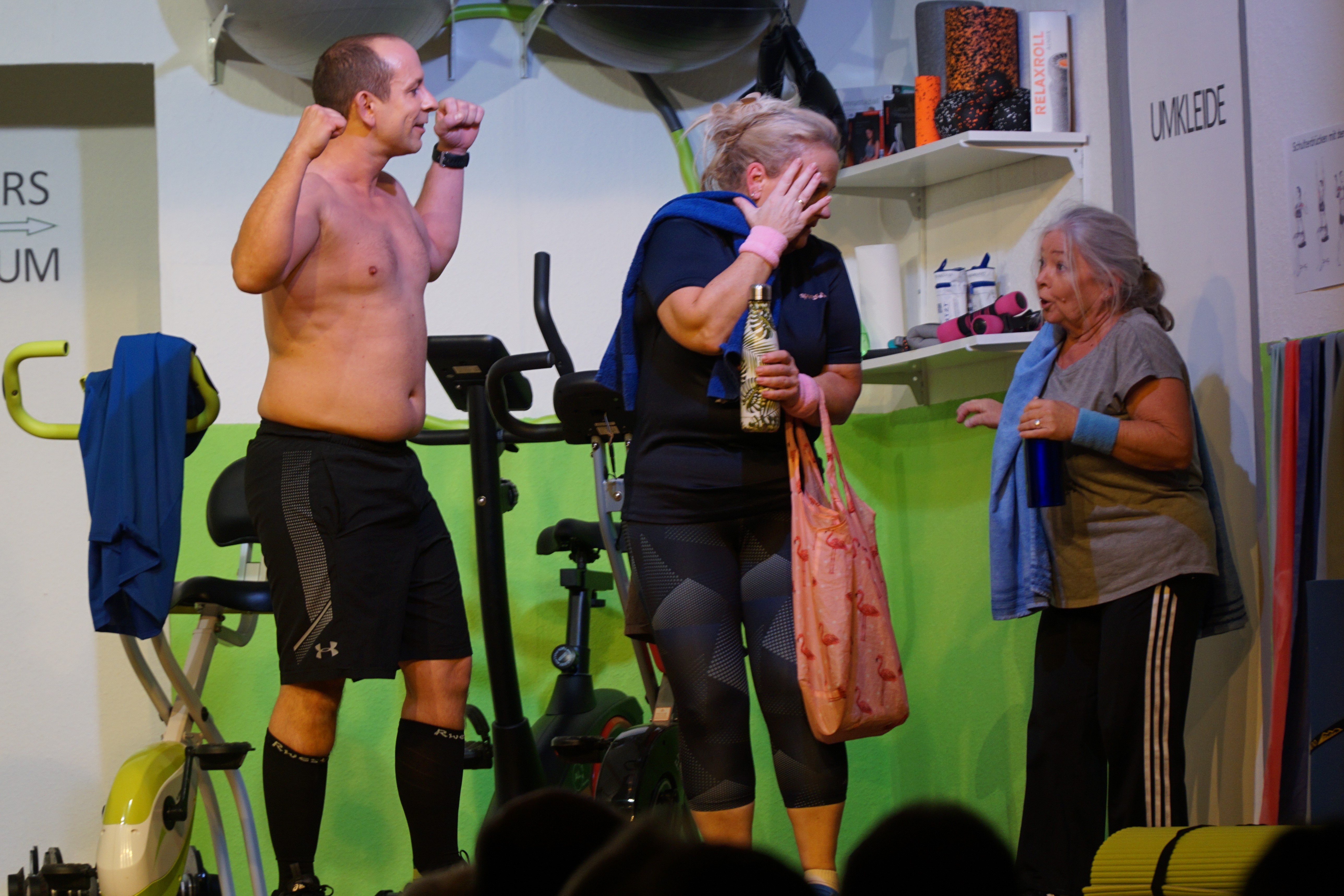 „Zu viel Fleisch ist ungesund!“ Alois kann es einfach nicht lassen mit seiner Muskulatur anzugeben. (v.l.n.r. Roland Dioguardi, Sabine Jörg, Elisabeth Oberloher-Mehl).