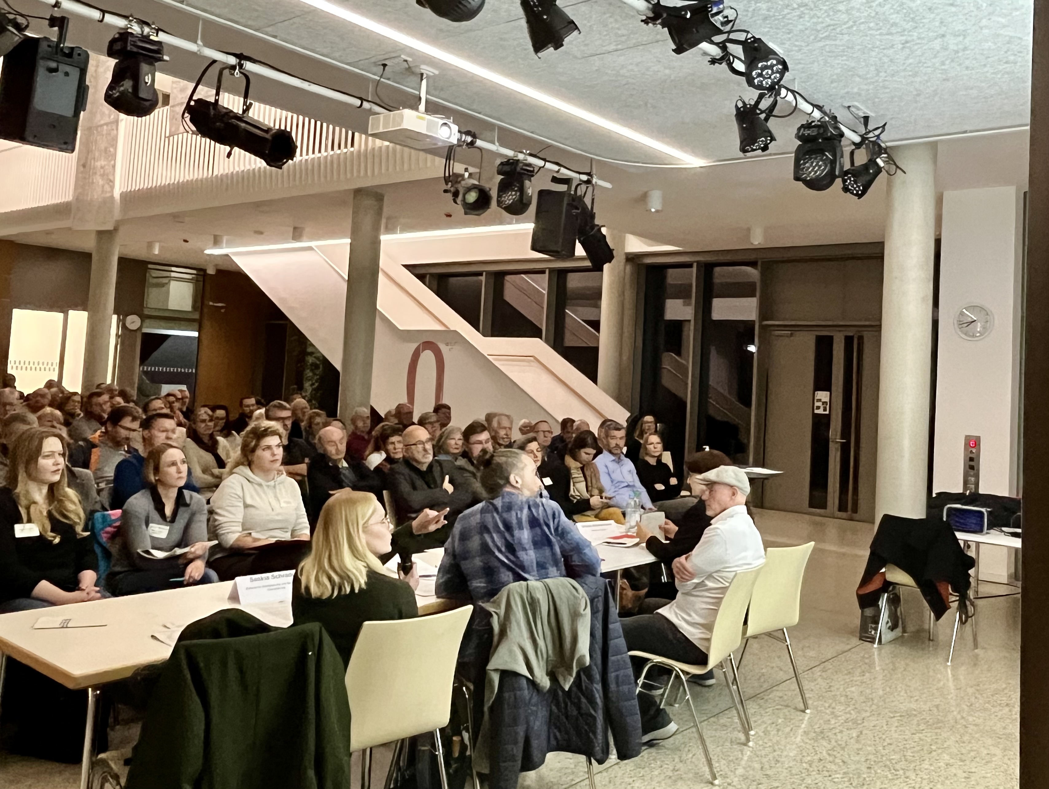 zur Erörterungsveranstaltung kamen rund 100 Bürger, vorn im Bild Saskia Schrader von der grünplanung, Jonas Wurz vom Mobilitätsreferat und Bernd Willer vom Planungsreferat (v.l.)