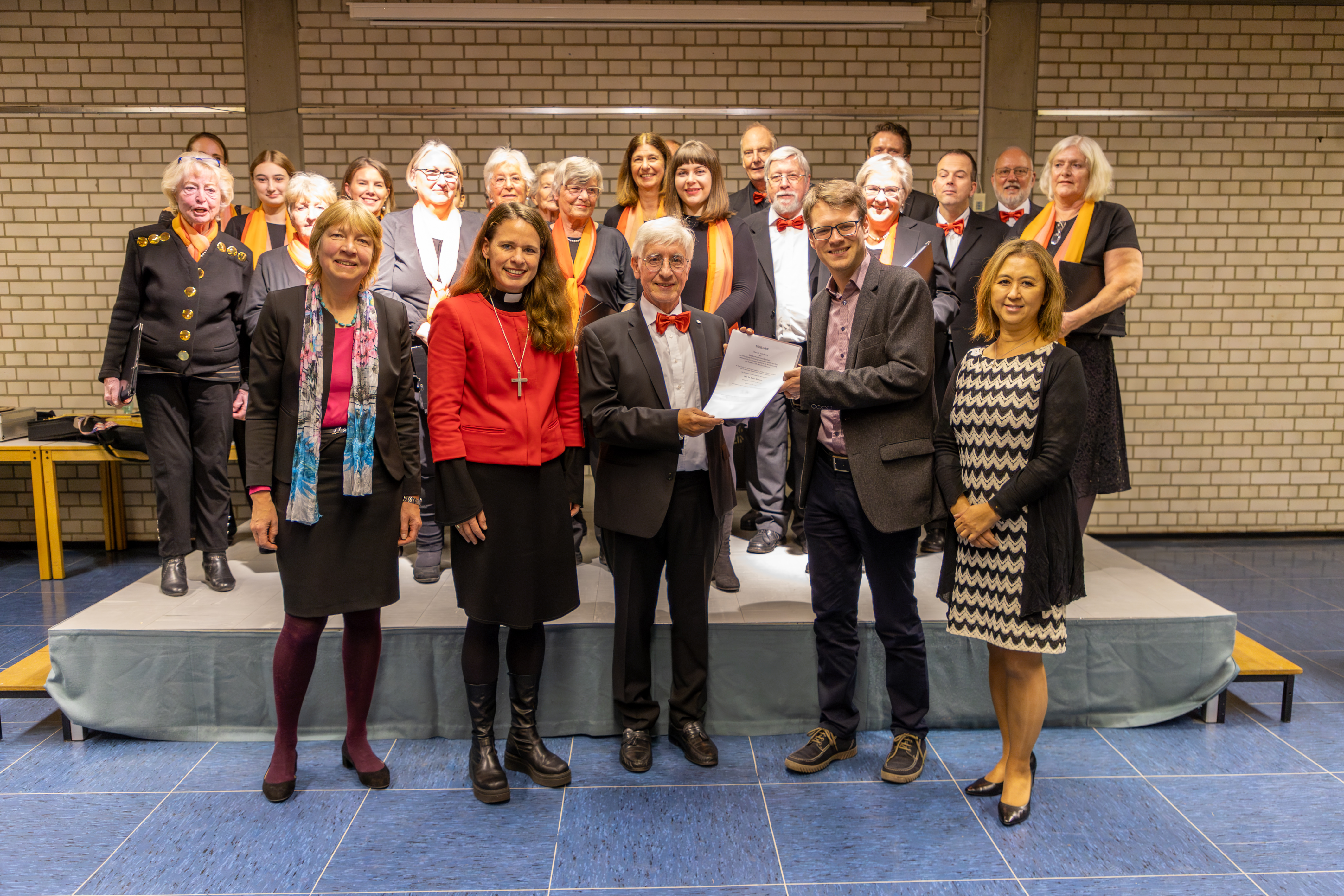 Preisverleihung mit Pfarrerin Christine Drini, Dekanin Claudia Häfner, Dieter Birmann, Kirchenmusikdirektor Christoph Demmler und Yoko Seidl.