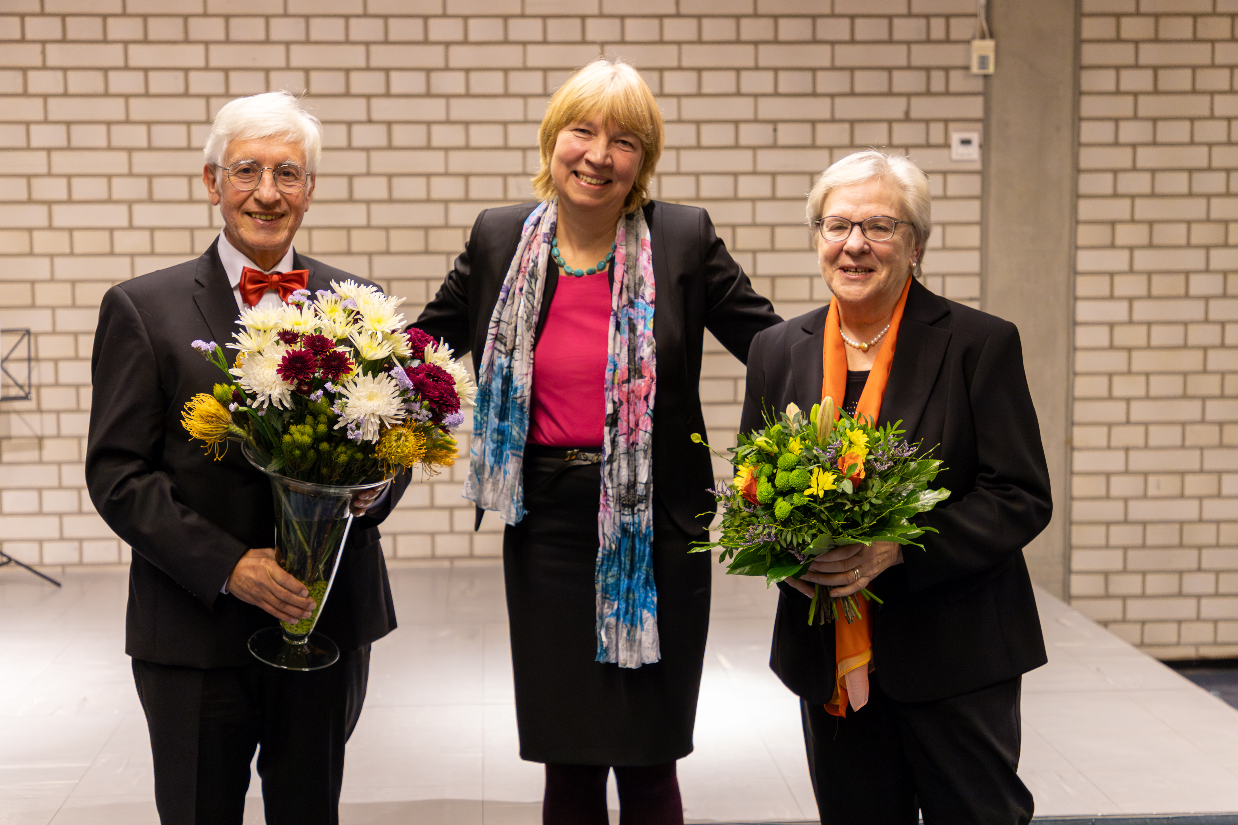 Ehrung für Dieter Birmann und Blumen für seine Frau Ingrid von Pfarrerin Christine Drini (Mitte).
