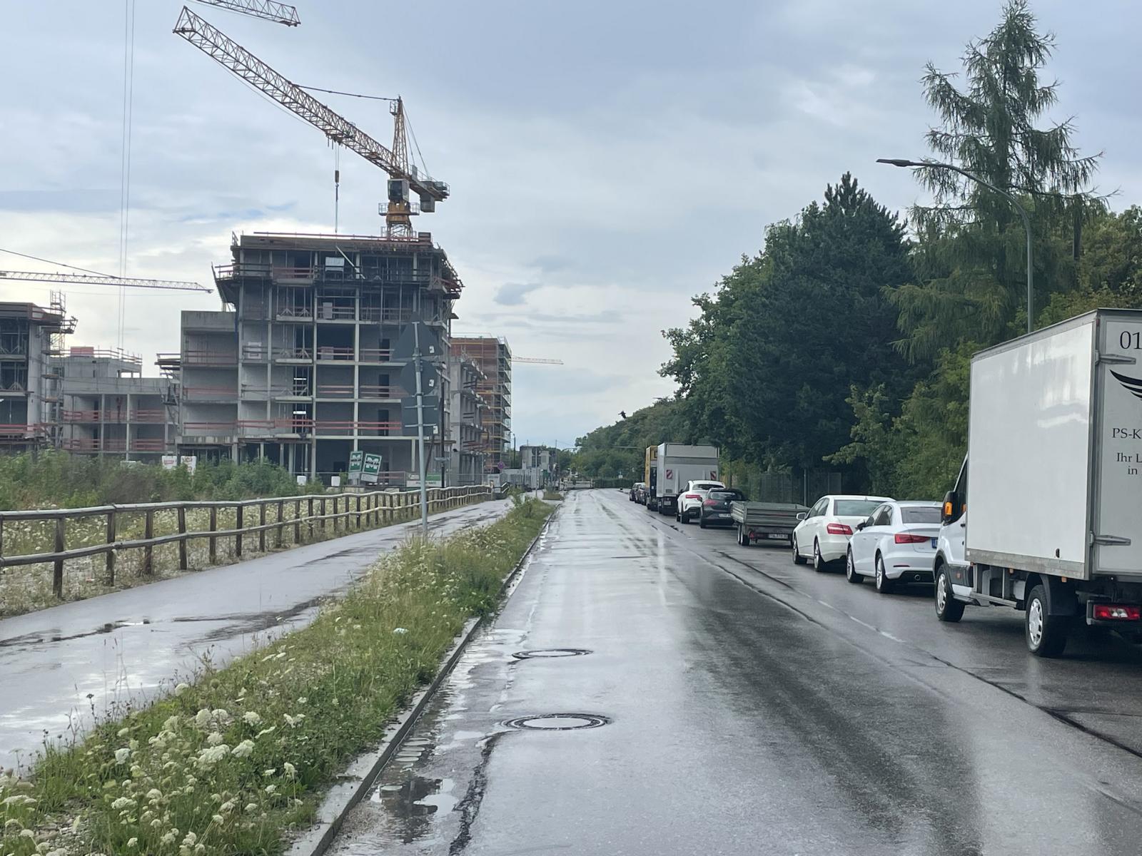 Hier fehlt eine Querungshilfe für Fußgänger und Radfahrer ©MK