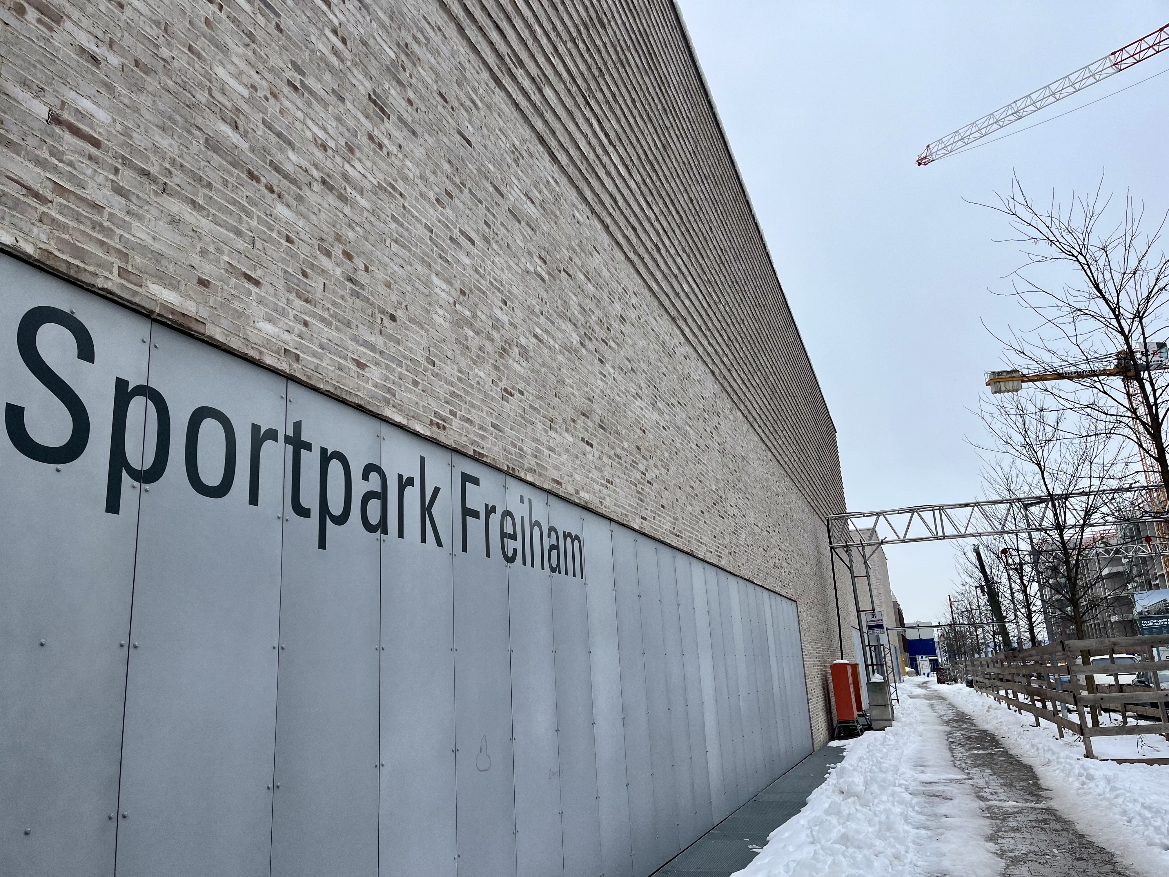 Der Freihamer Sportpark: groß und modern, nur leider zu wenig öffentliche Toiletten.