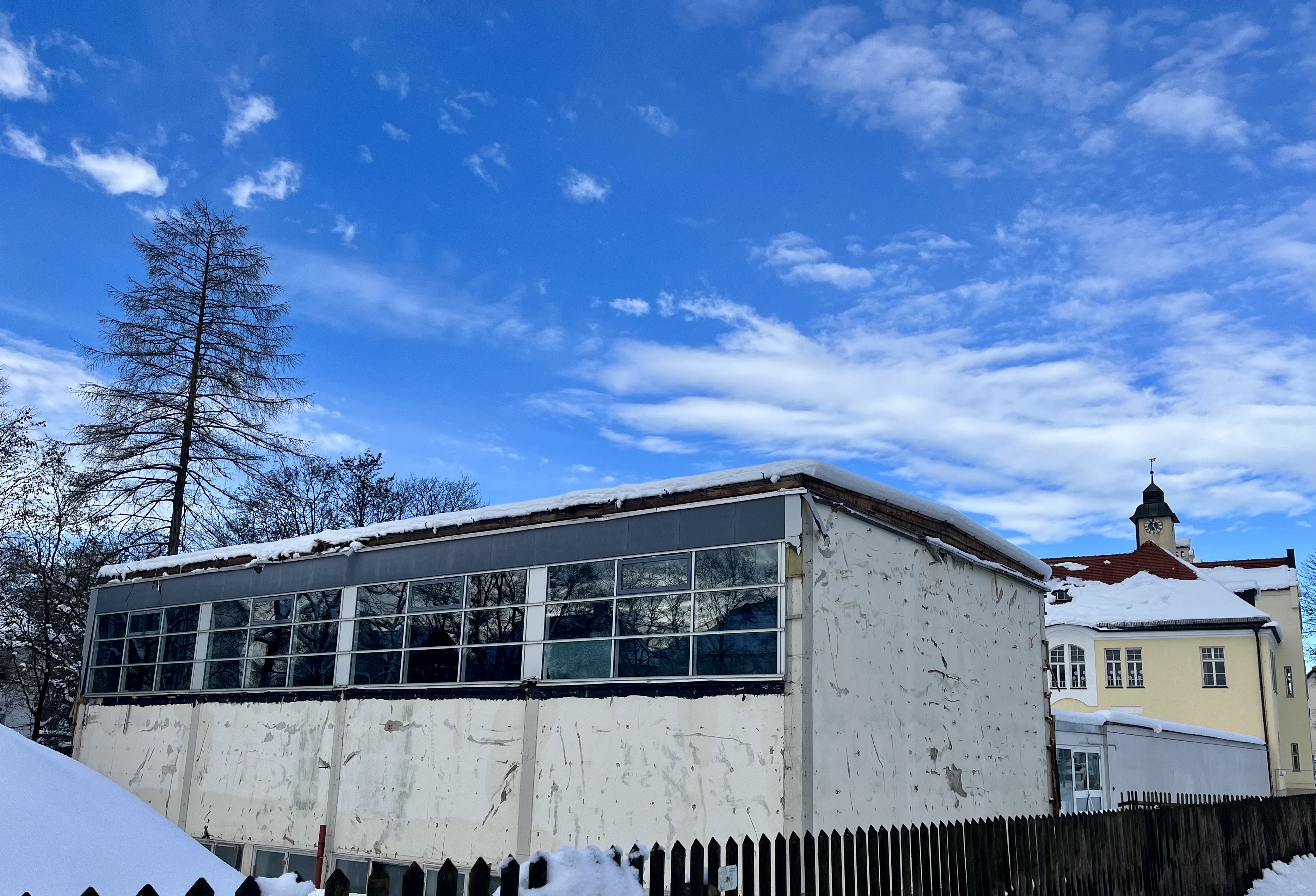 Die alte Turnhalle wird im Februar abgerissen und bis 2026 ersetzt.