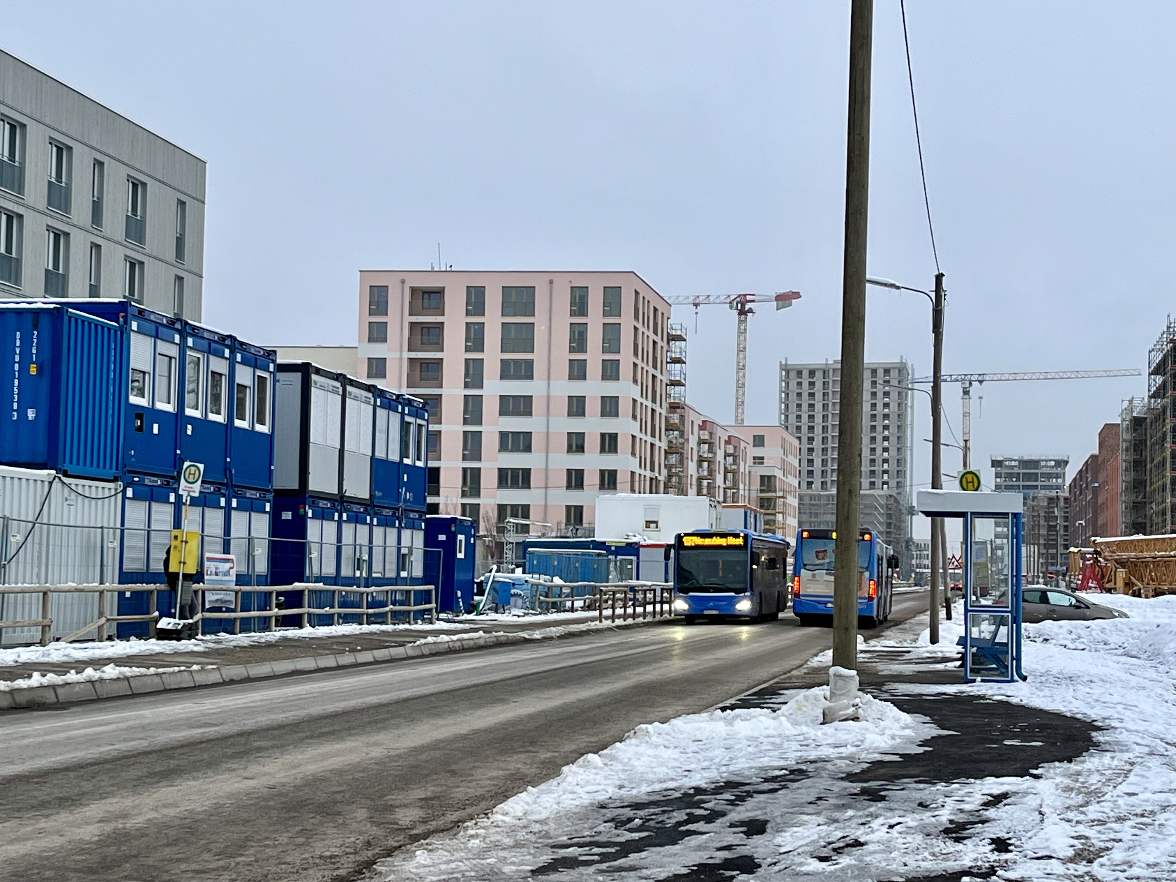 Wo bleibt das Wartehäuschen und ein wenig Komfort für die Fahrgäste?