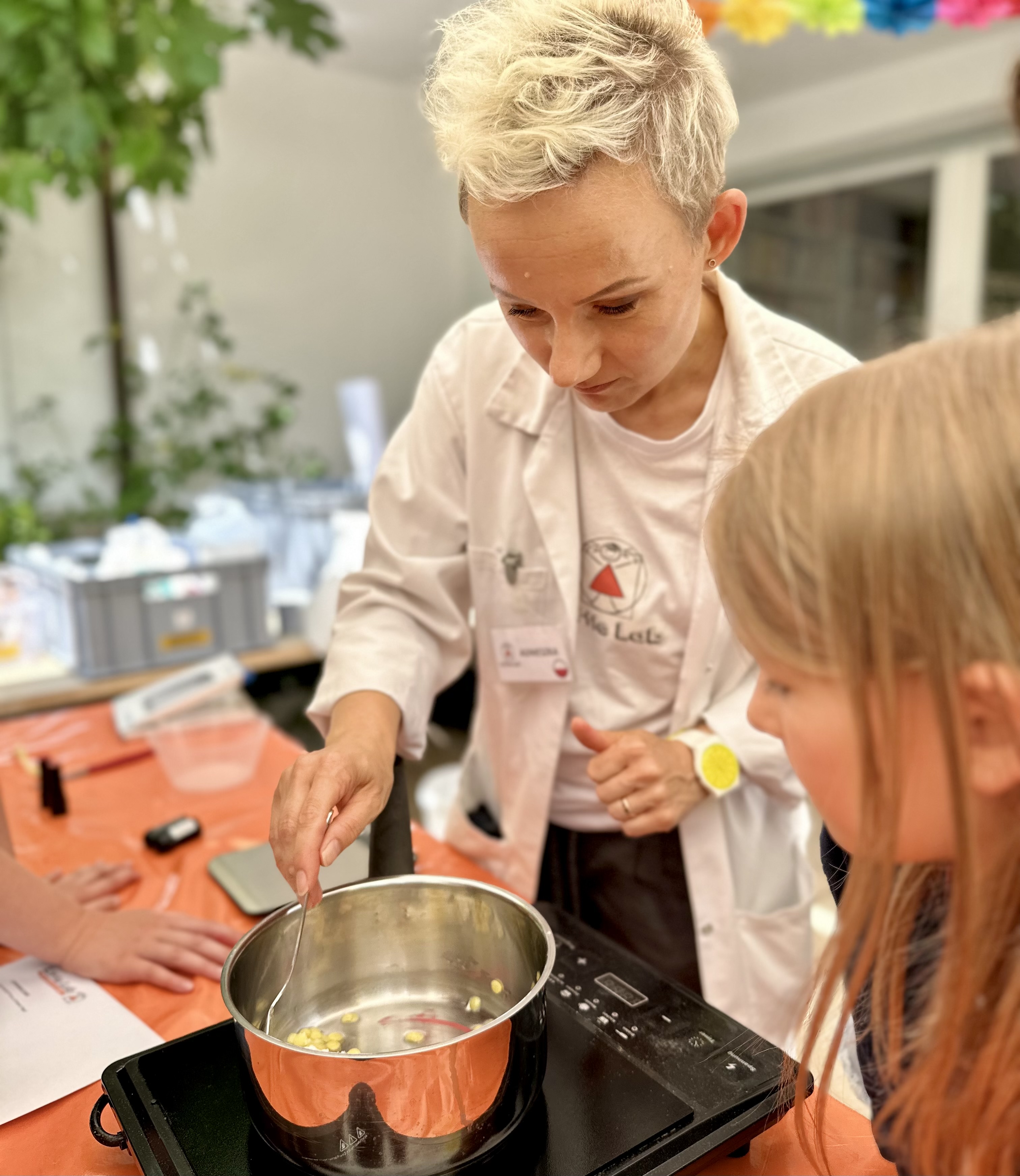 Wie lässt sich Kosmetik herstellen? Agnieszka Spizewska bei einem Workshop