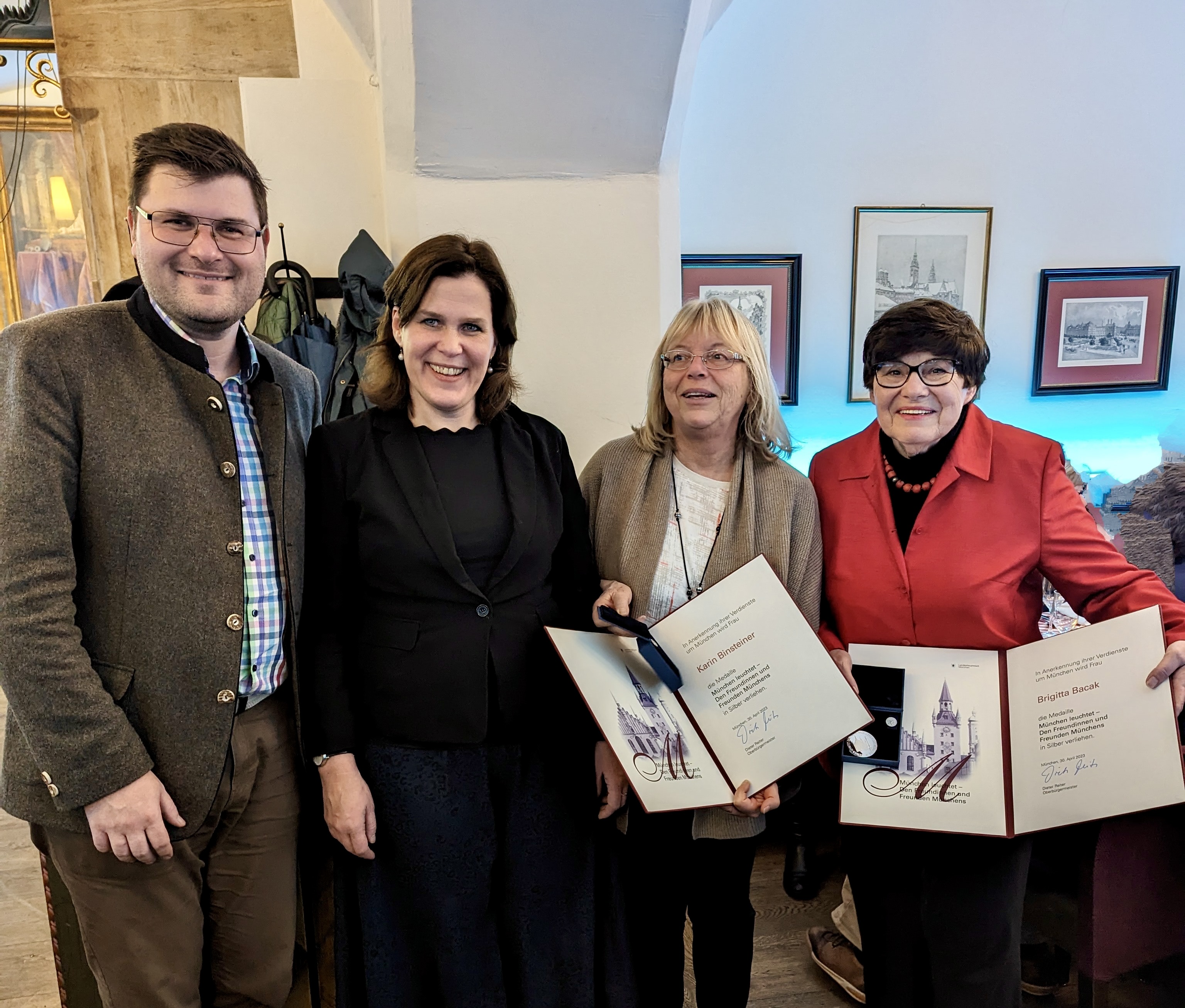 Sebastian Kriesel, Bürgermeisterin Verena Dietl sowie Karin Binsteiner und Brigitta Bacak (v.l.)