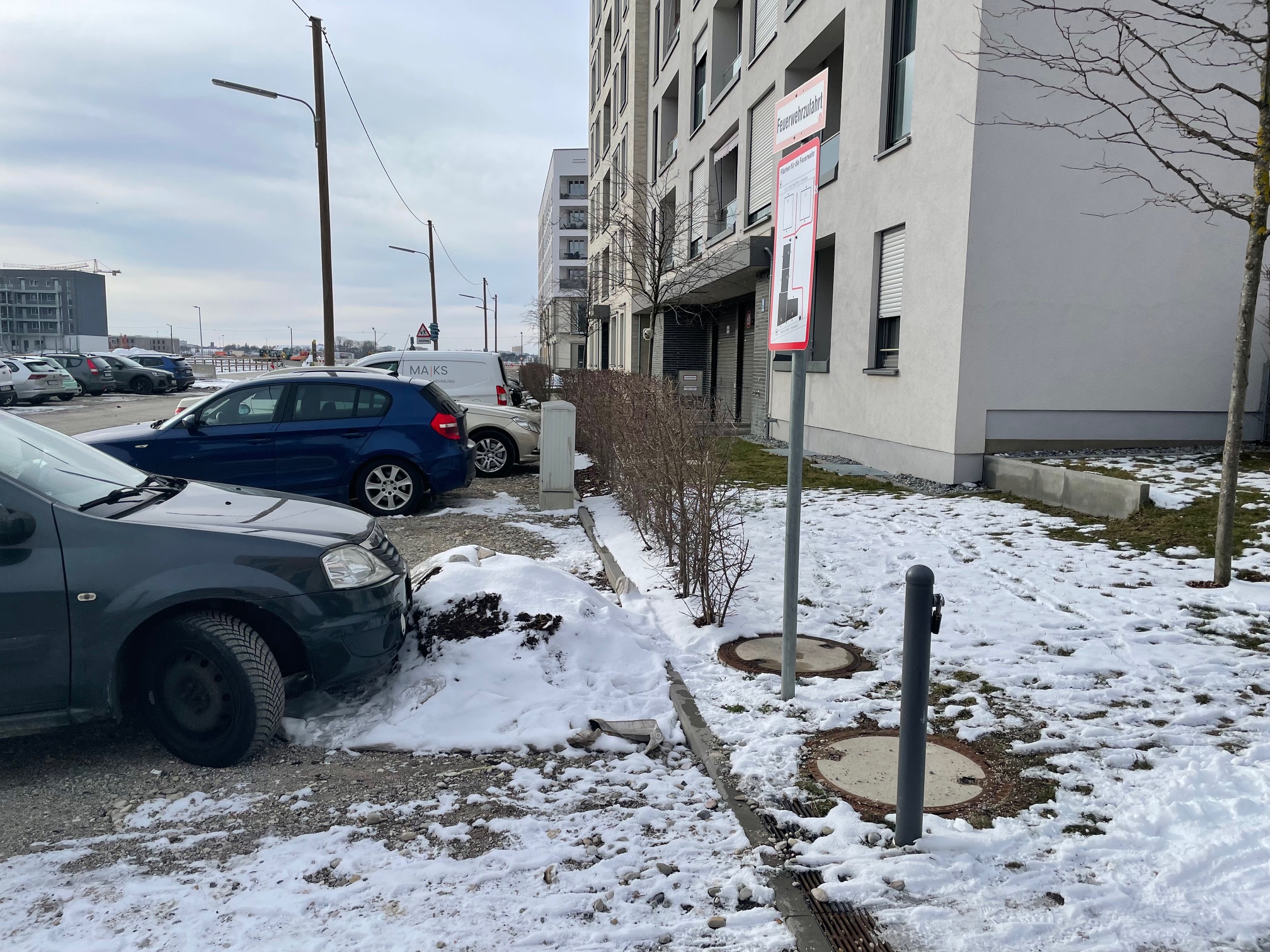 Seit Fertigstellung der Wohnungen an der Grete-Weil-Straße vor vier Jahren gibt es immer noch ein keinen Gehweg. Auf Nachfrage bei der Stadt München müssen die Bewohner noch weitere vier Jahre auf diesen warten.