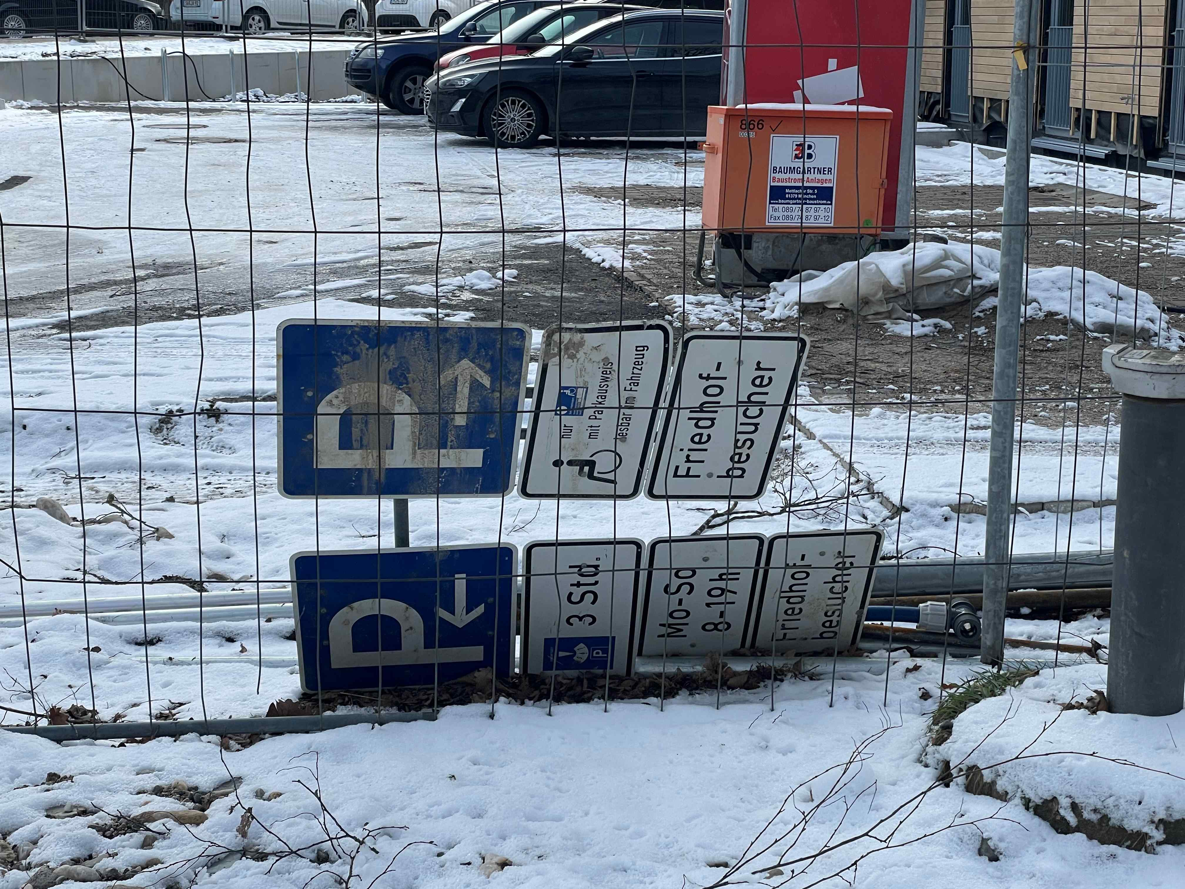 Zurzeit fristen die abmontierten Parkplatzschilder ihr Dasein und liegen auf der Seite am Boden.