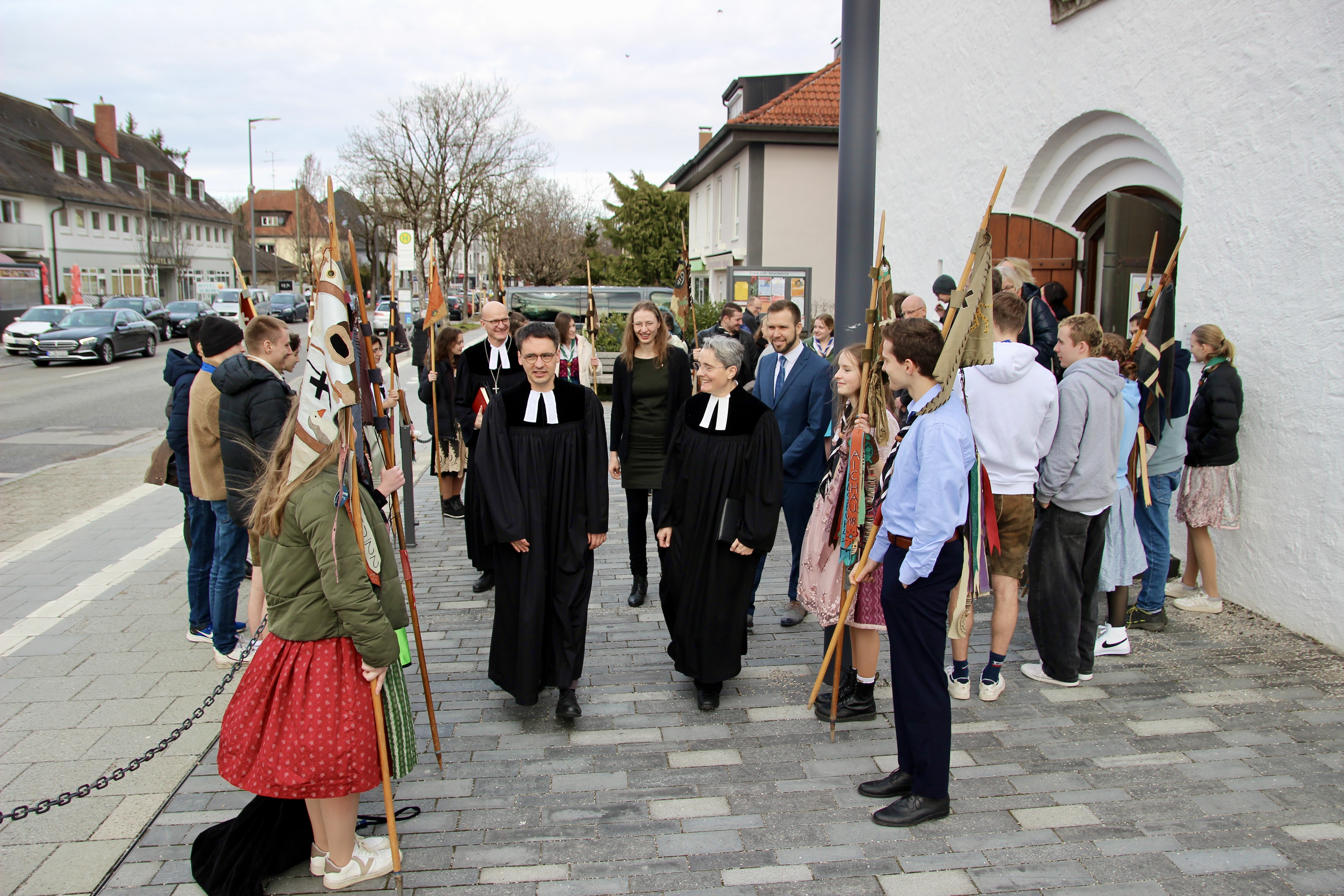 Ein letzter Auszug aus der Kirche mit dem scheidenden Pfarrer Michael Bischoff (l.), daneben Pfarrerin Christine Untch, dahinter v.l. Dekan Christoph Jahnel, Angelika Bischoff und Jakobus Launhardt (v.l.).