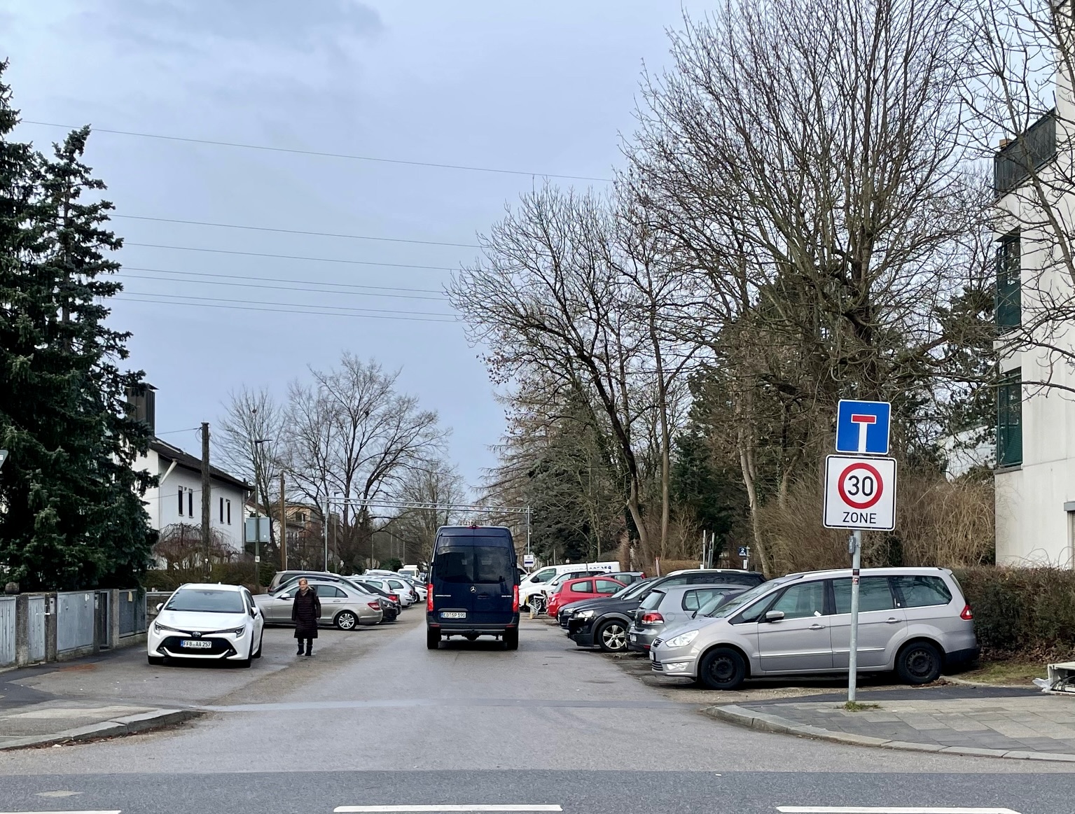 Soll hier ein Verkehrsspiegel hin?