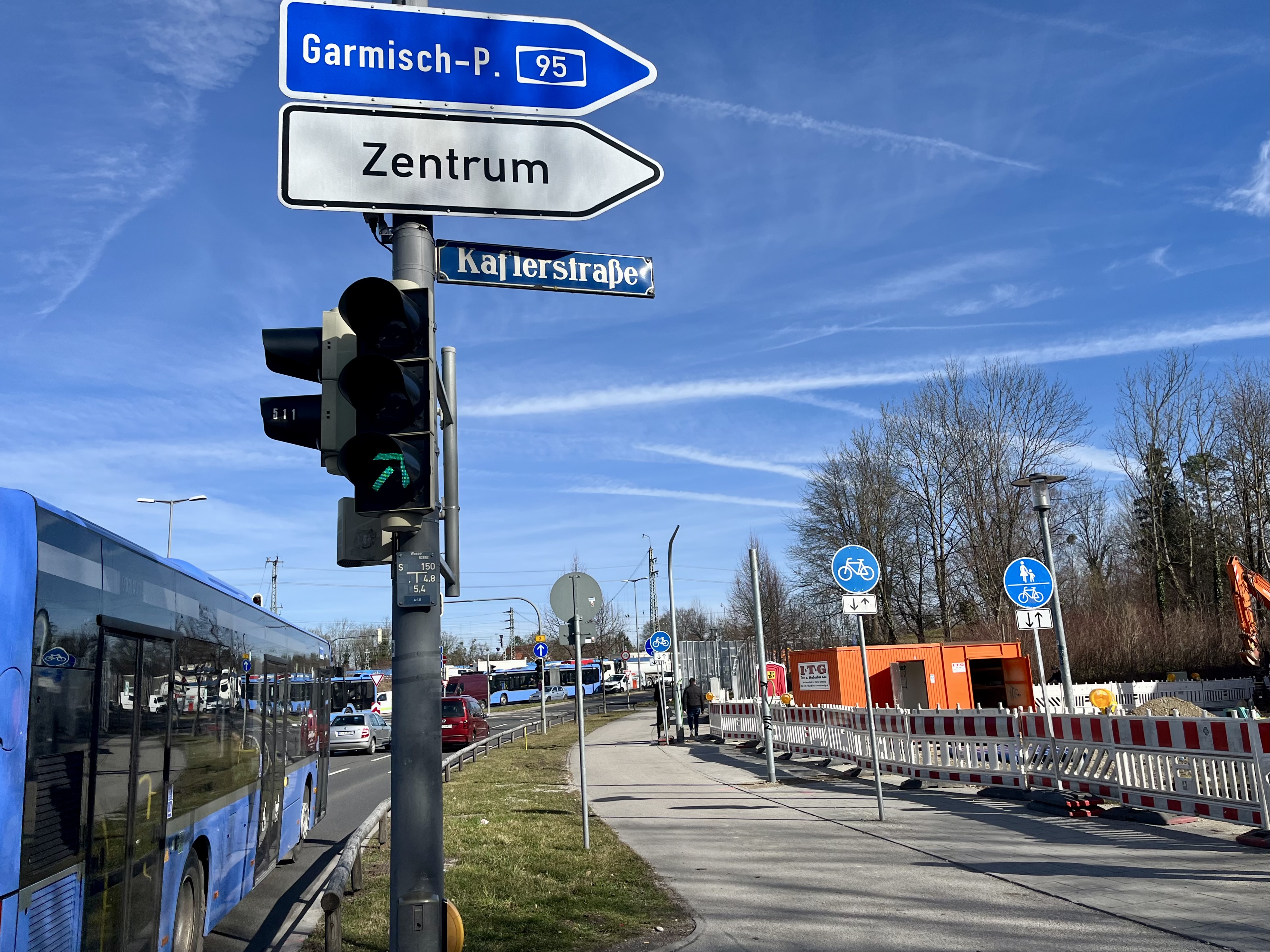 Gerade eben wird die Kaflerstraße wieder für den Verkehr geöffnet, damit Platz für den U-Bahnbau ist.