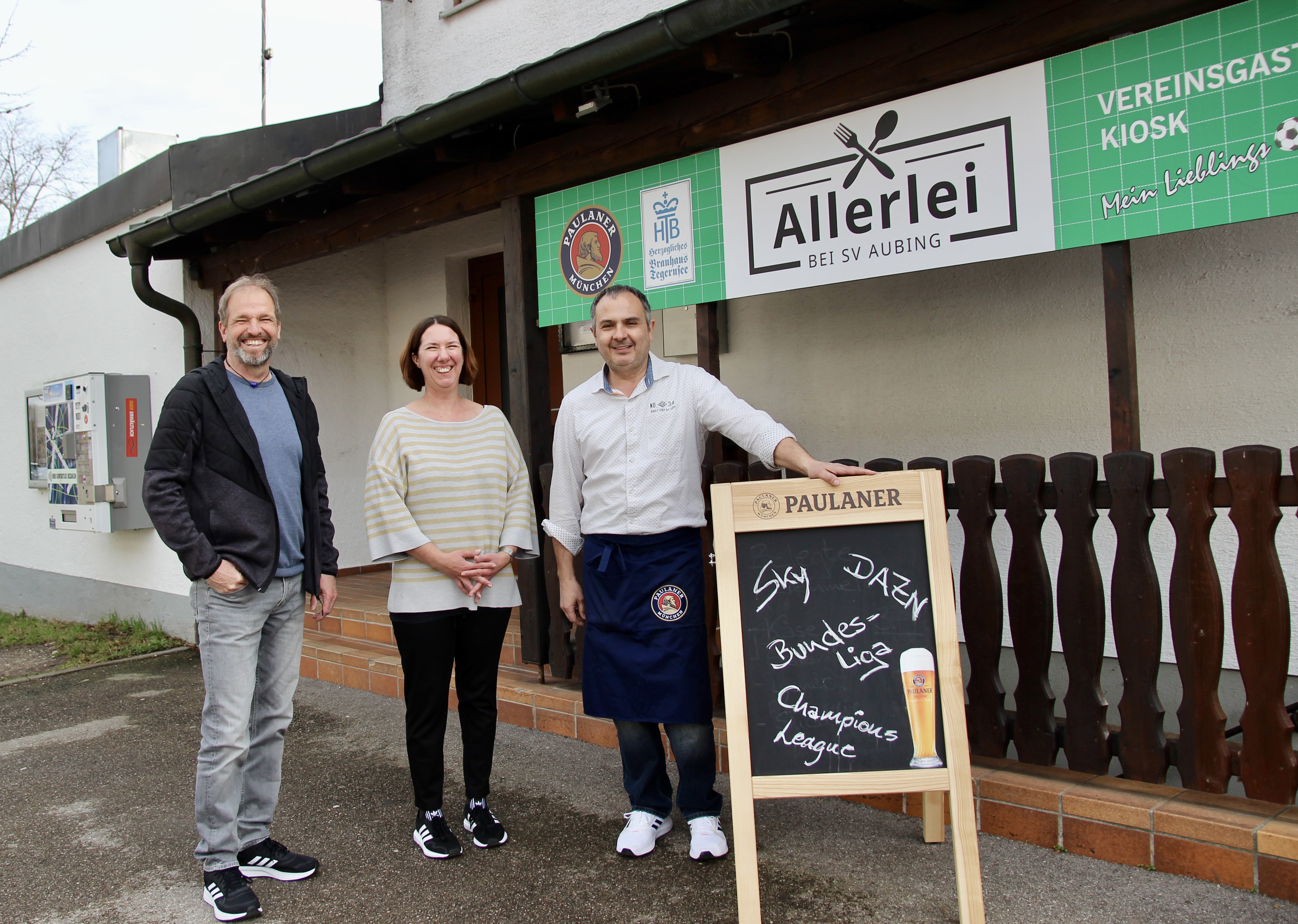 Die Wirtsleute Britta Schulz und Paulo Pinto mit Bernd Roth (l.).