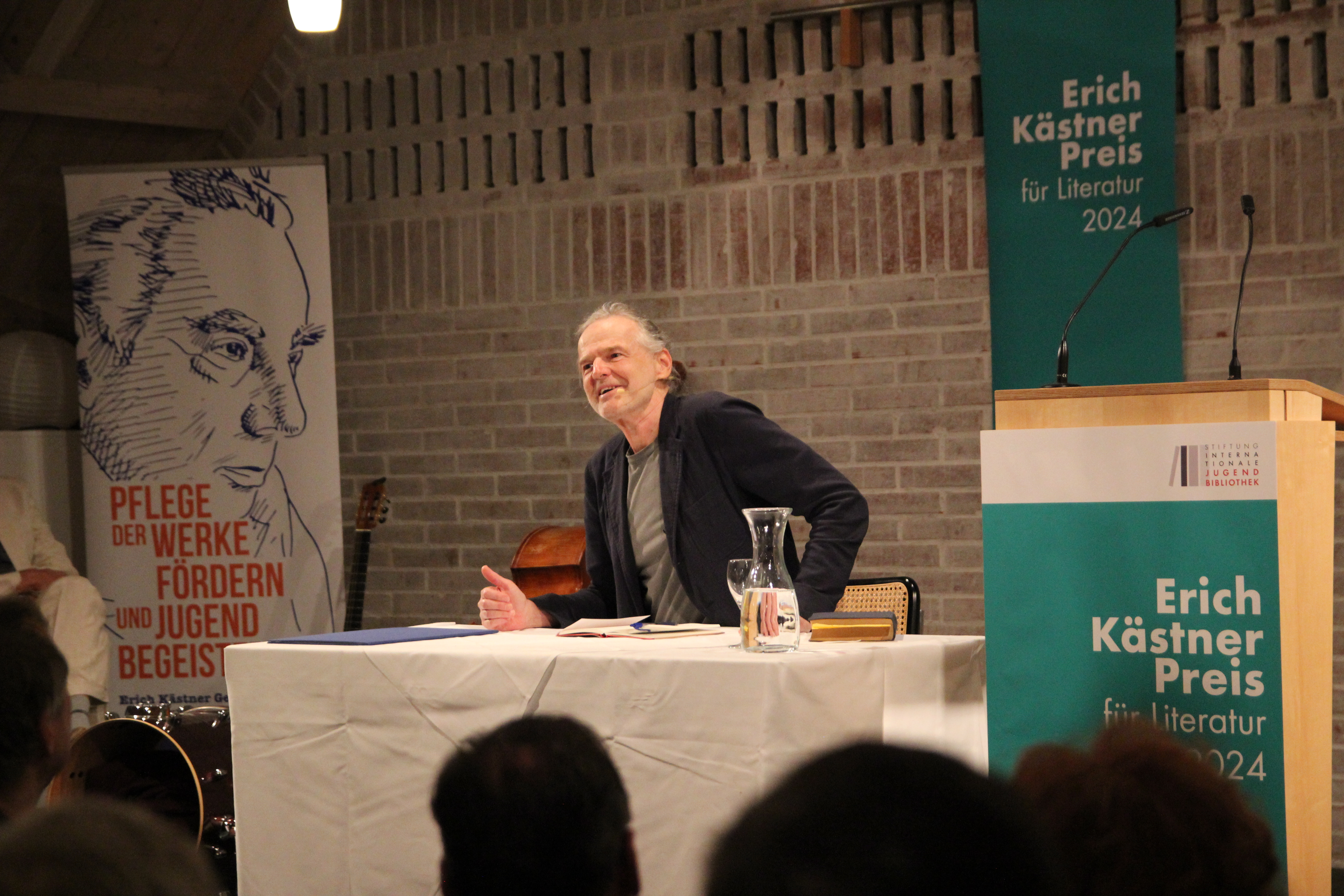 Preisträger Wolf Haas bei seiner Dankeslesung.