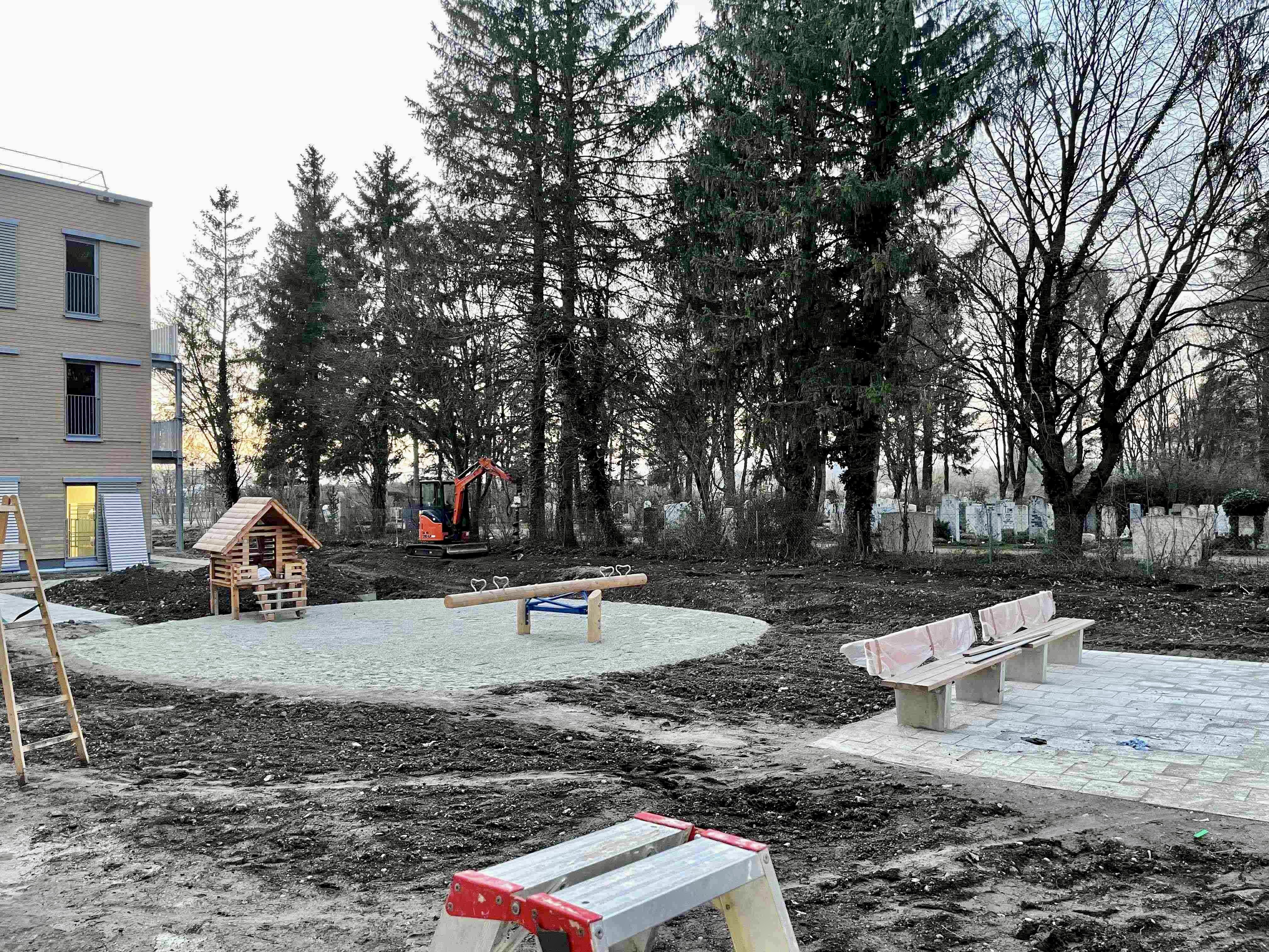 Der rückwärtige Teil der neuen Einrichtung mit Spielplatz und Bänken.