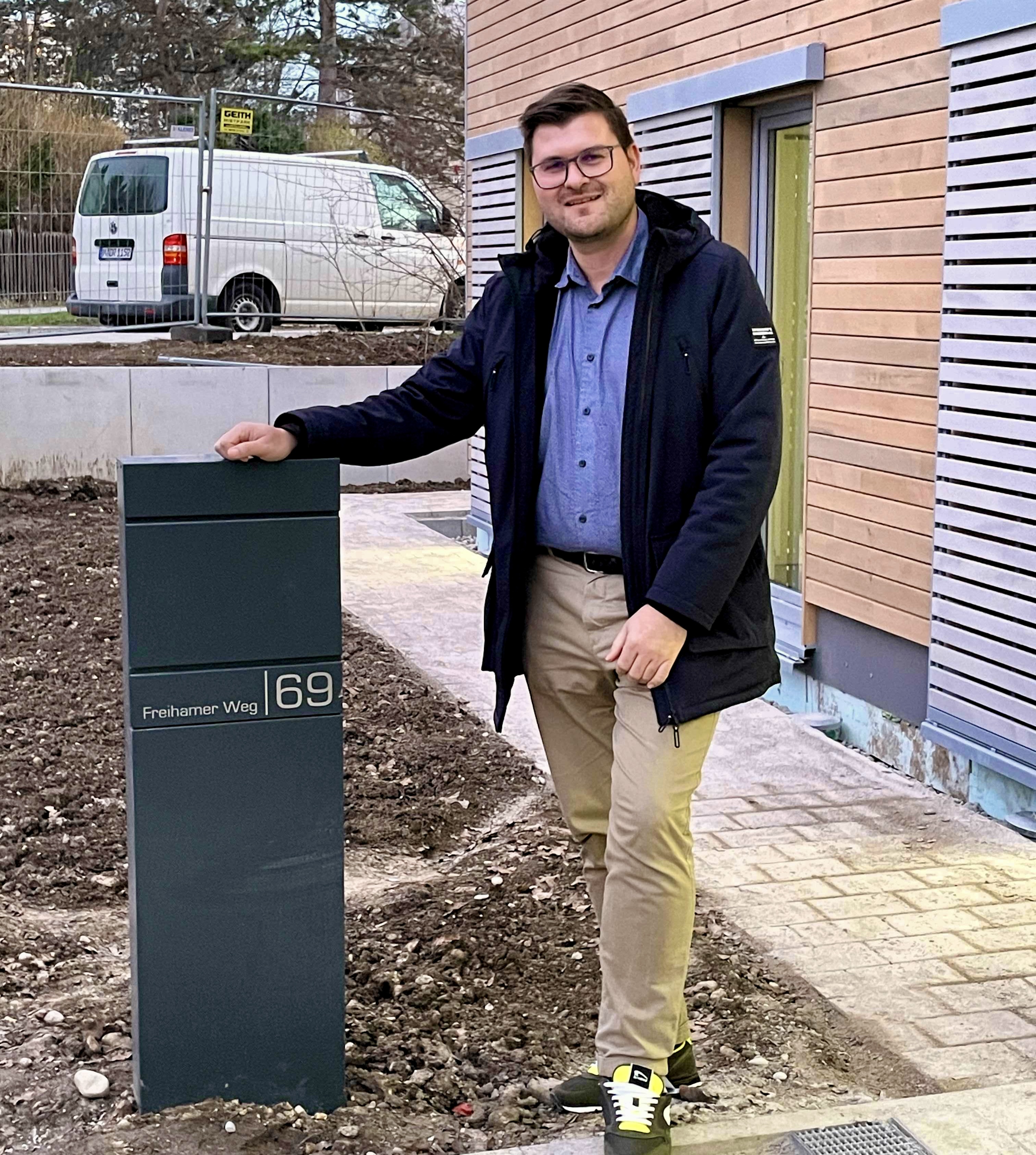 BA-Vorsitzender Sebastian Kriesel am Eingang der neuen Unterkunft.