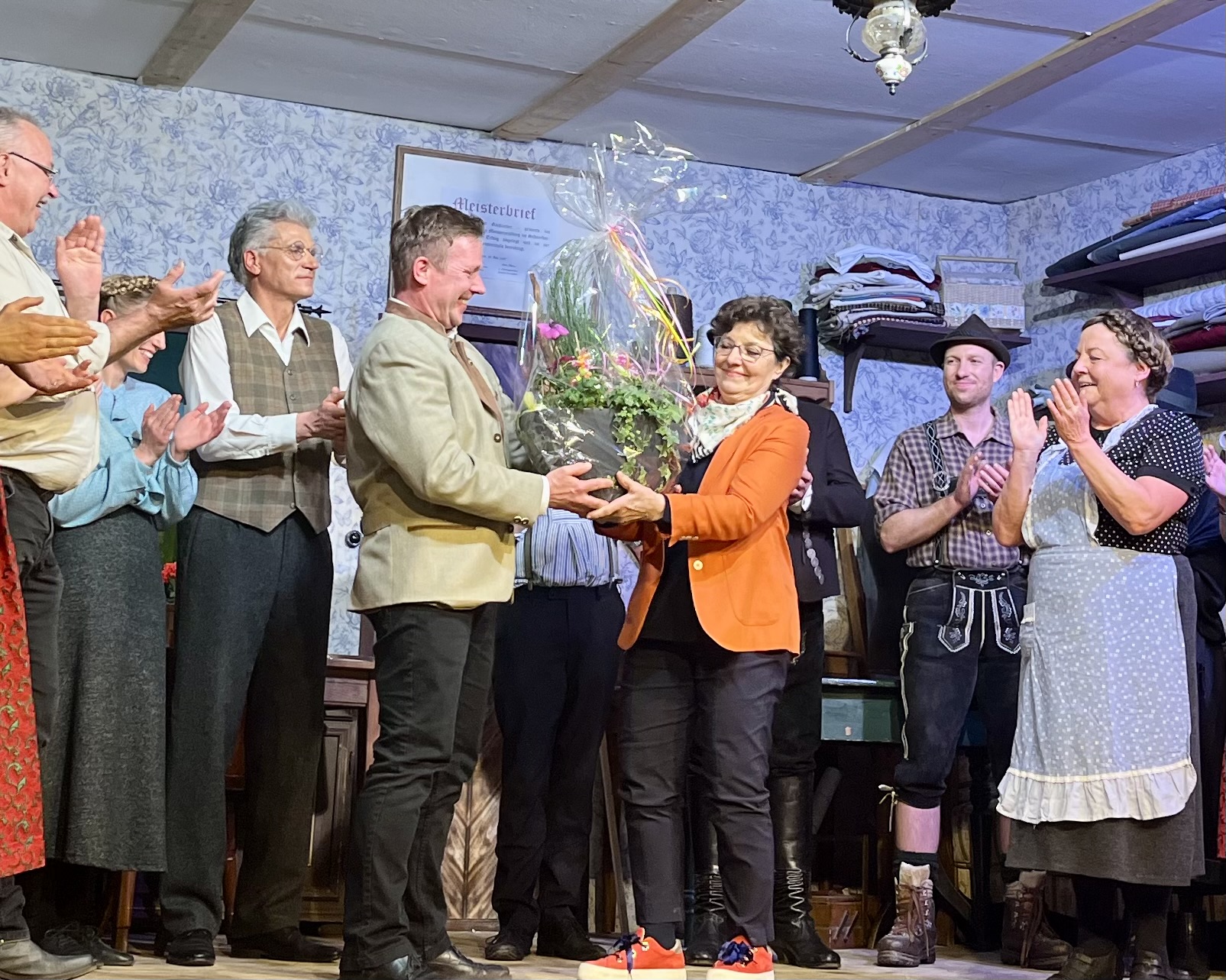 Dankeschönpräsent von der Neuaubinger Theaterbühne an Schirmherrin Monika Baumgartner überreicht von Thomas Schiffer, rechts daneben Vereinsvorsitzende Evi Wolf.