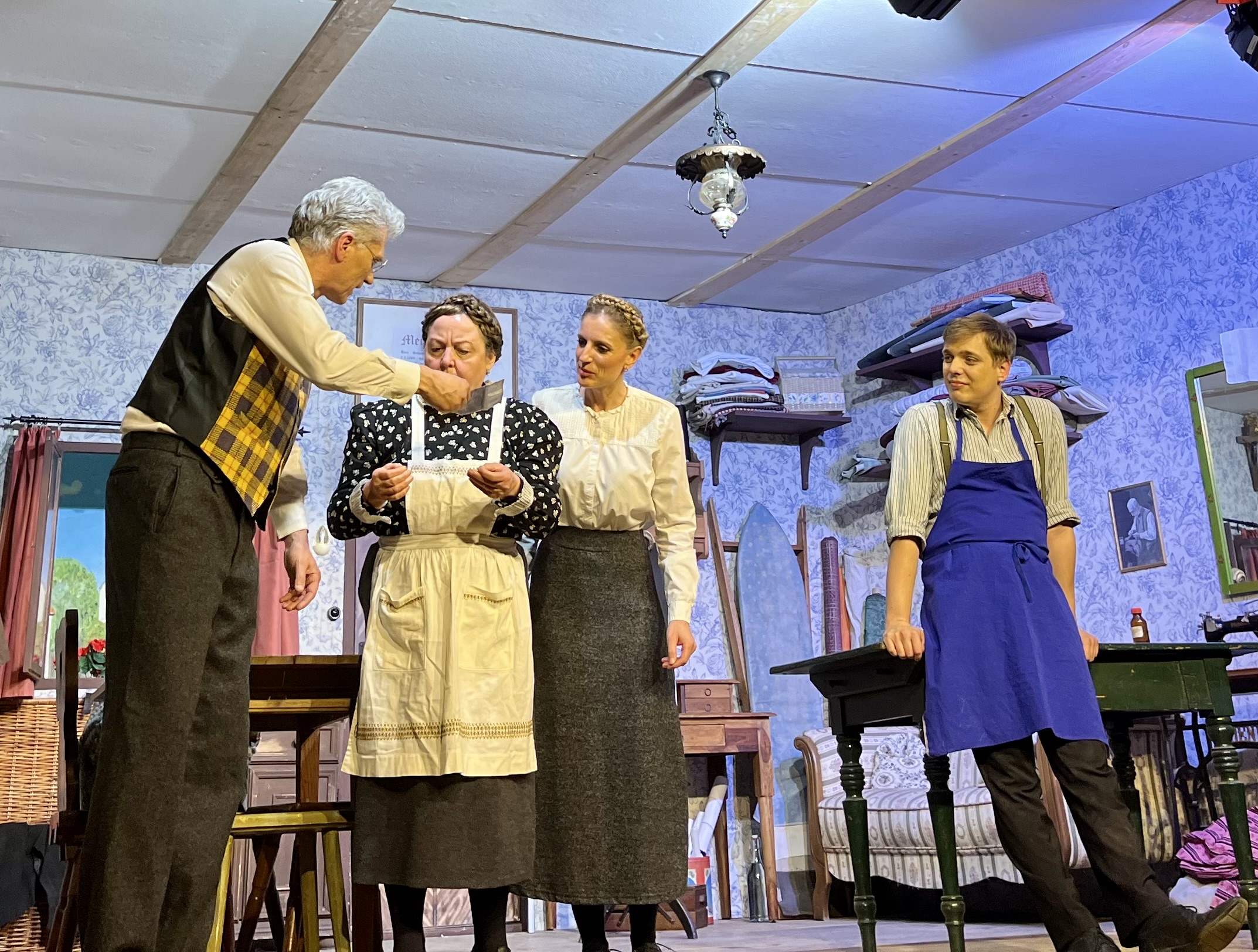 Christian Weinhart als Schneidermeister, Evi Wolf als seine Frau, Natascha Burger als die Schneiderstochter und Florian Braun als Lehrbub (v.l.).