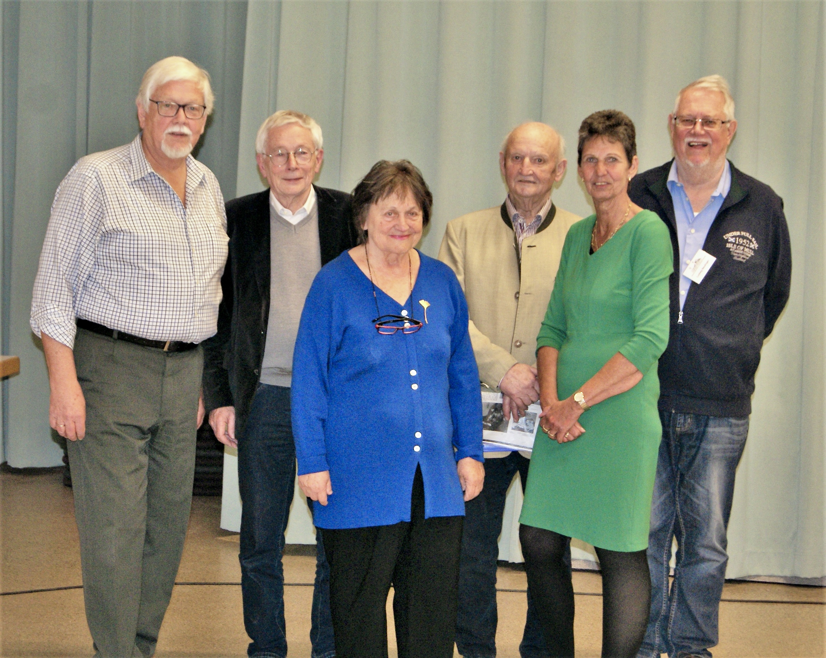 Der Archivvorstand mit Vorsitzenden Egbert Scherello, Peter Malter, Angela Günter, langjährigen Vorsitzenden und nun Ehrenmitglied Anton Fürst, Martina Krämer und Ludwig Neulinger (v.l.). 